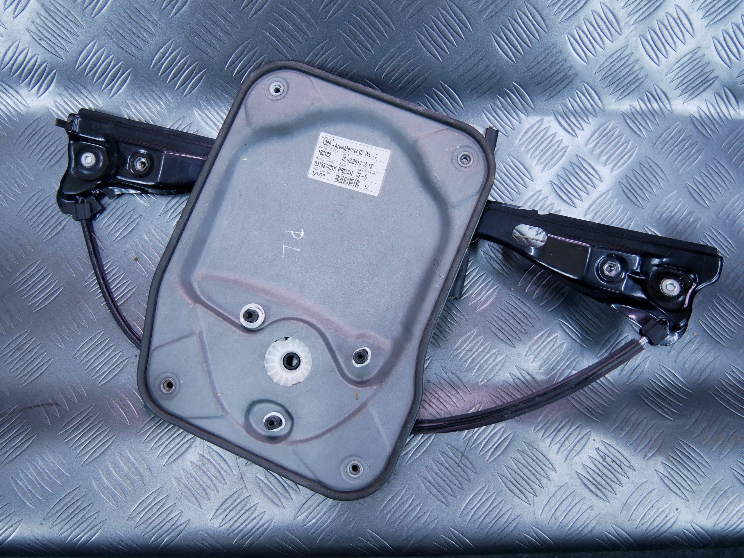 Mechanizm podnośnik drzwi szyby przód lewy 5J1837401K SKODA FABIA II