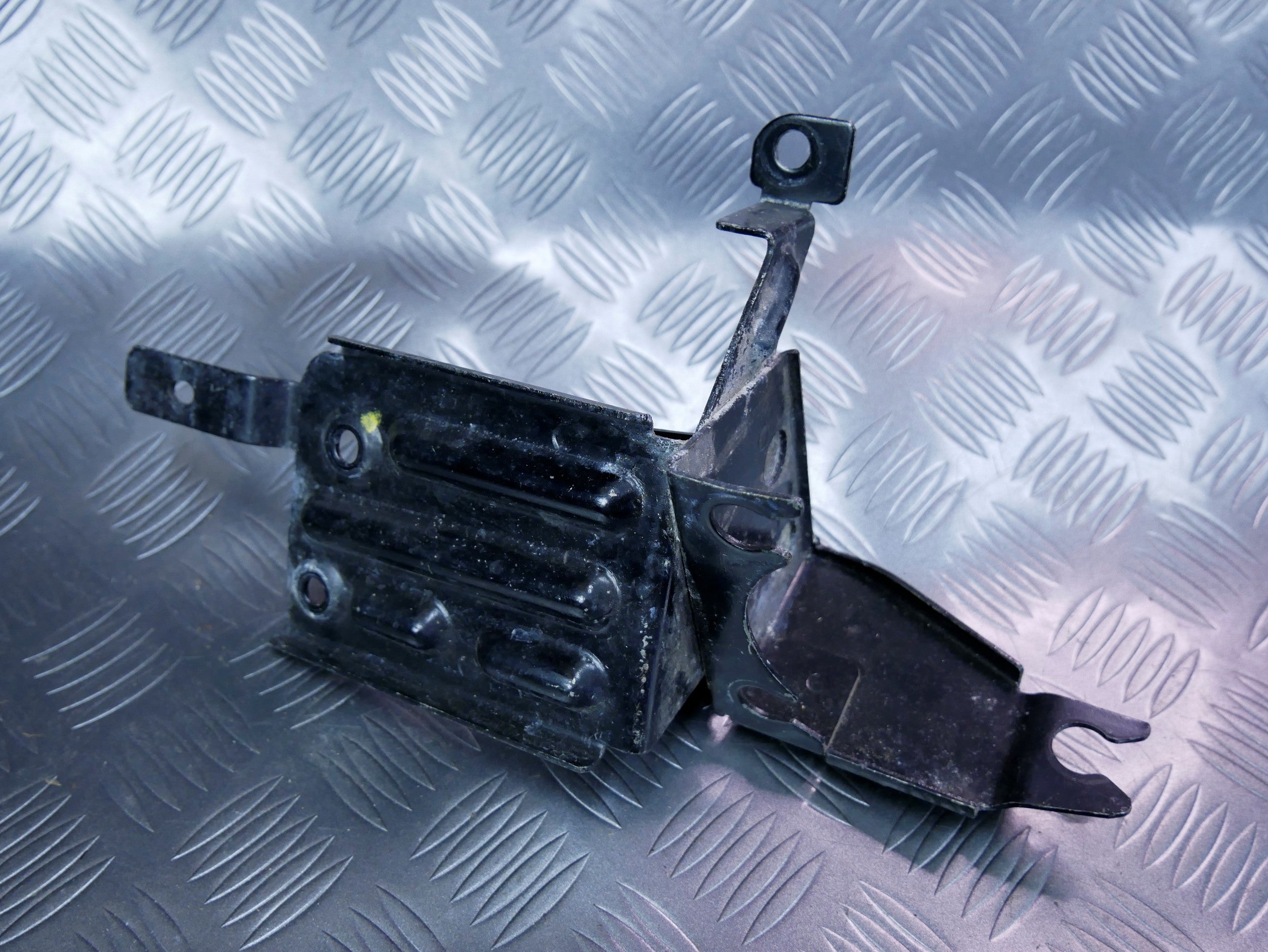 Mocowanie pompy ABS 6R1614235C SKODA FABIA II