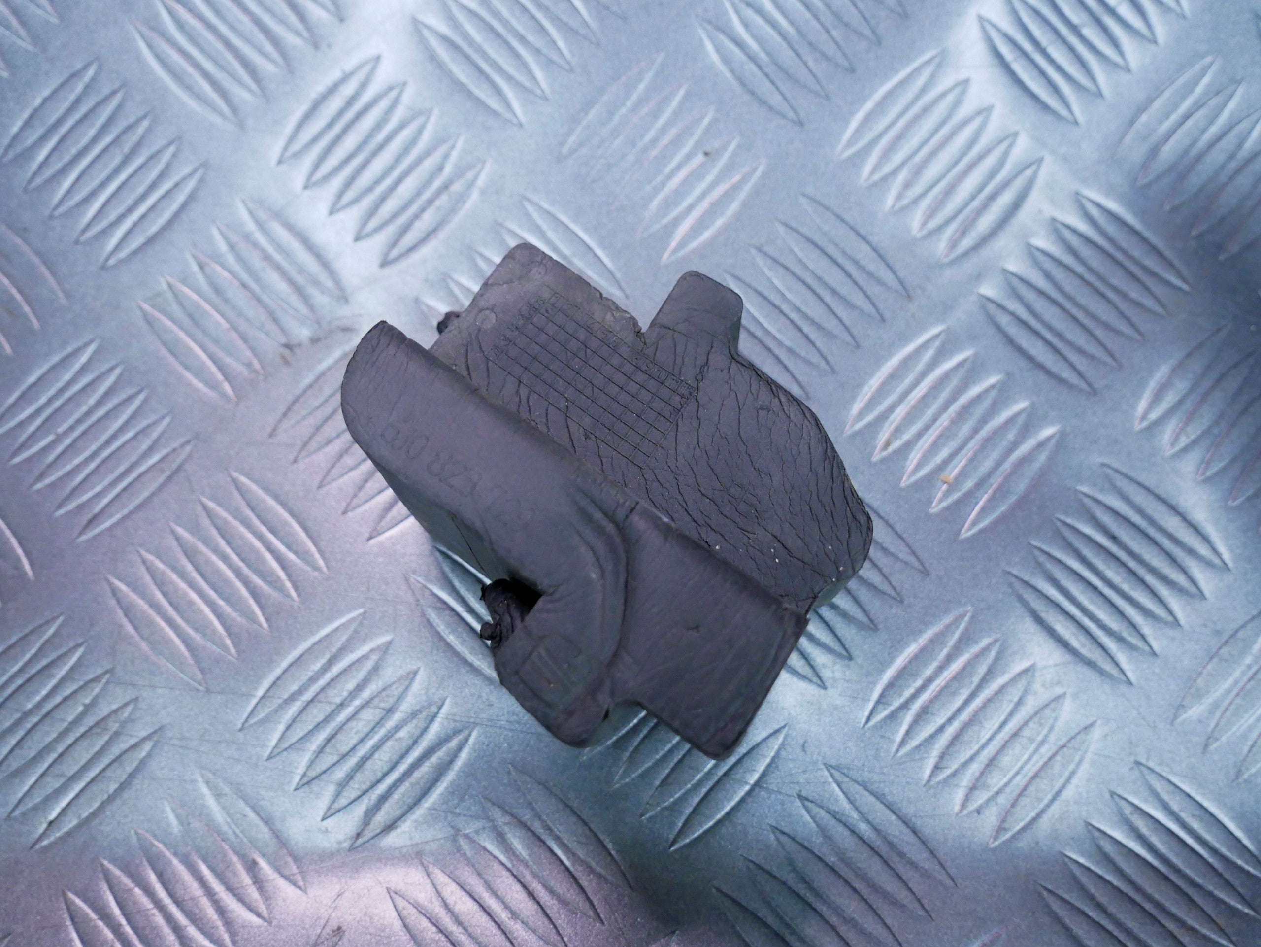 Pianka błotnika lewa 6J0823729A SKODA FABIA II