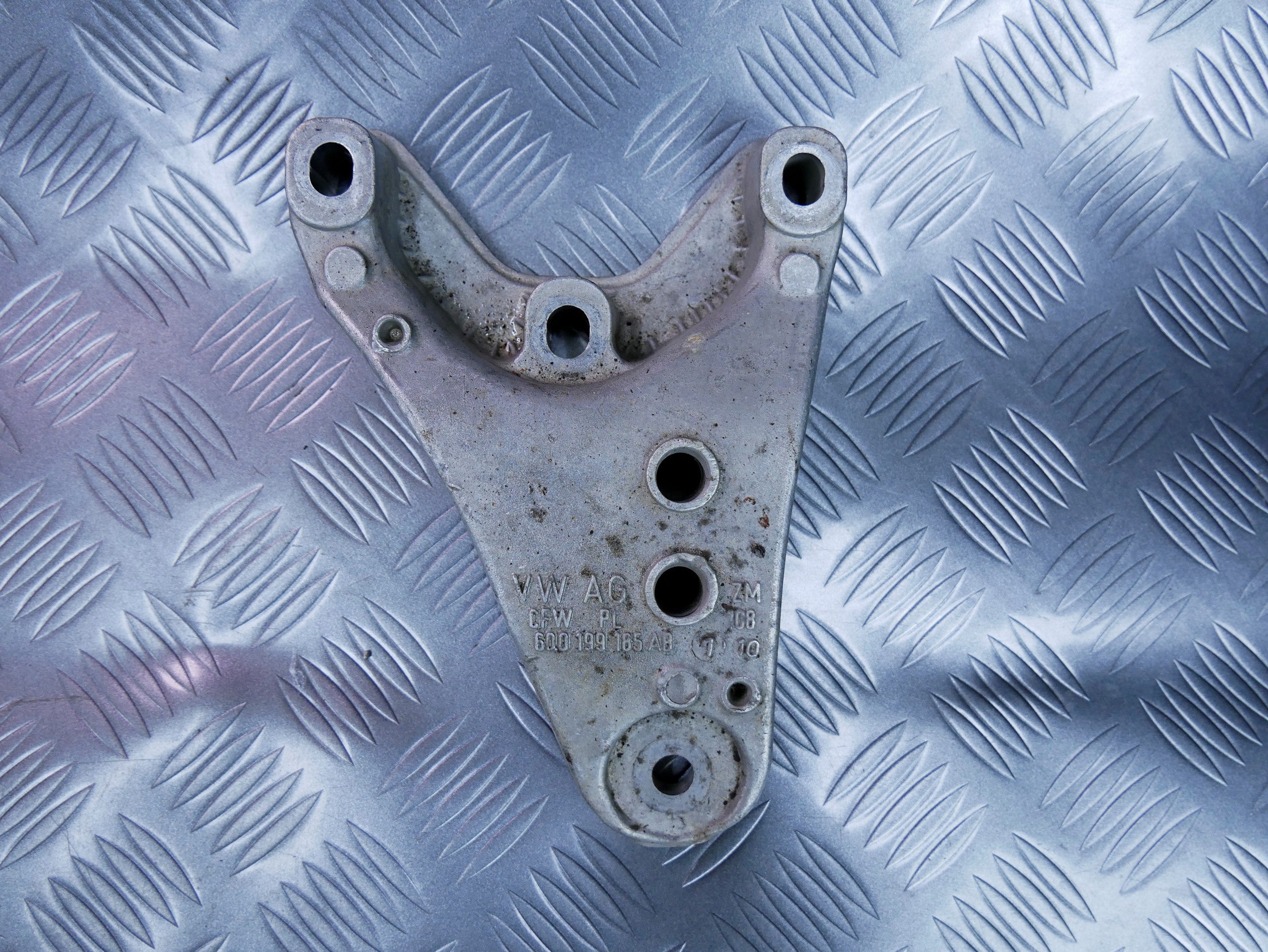 Łapa wspornik silnika 6Q0199185AB SKODA FABIA II 1.2 TDI