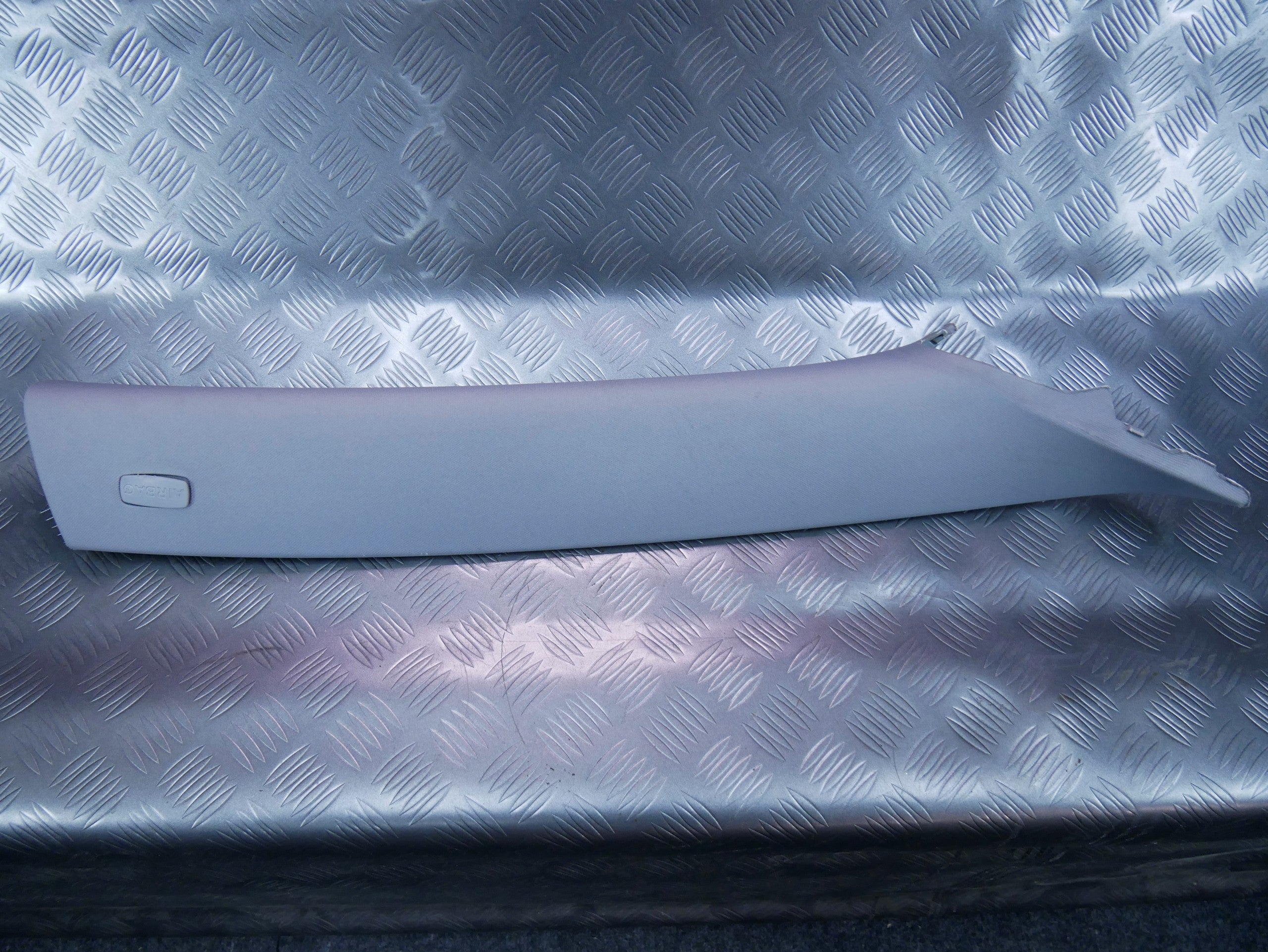 Osłona poszycie słupka przód prawe 7L6867234 VW TOUAREG 7L