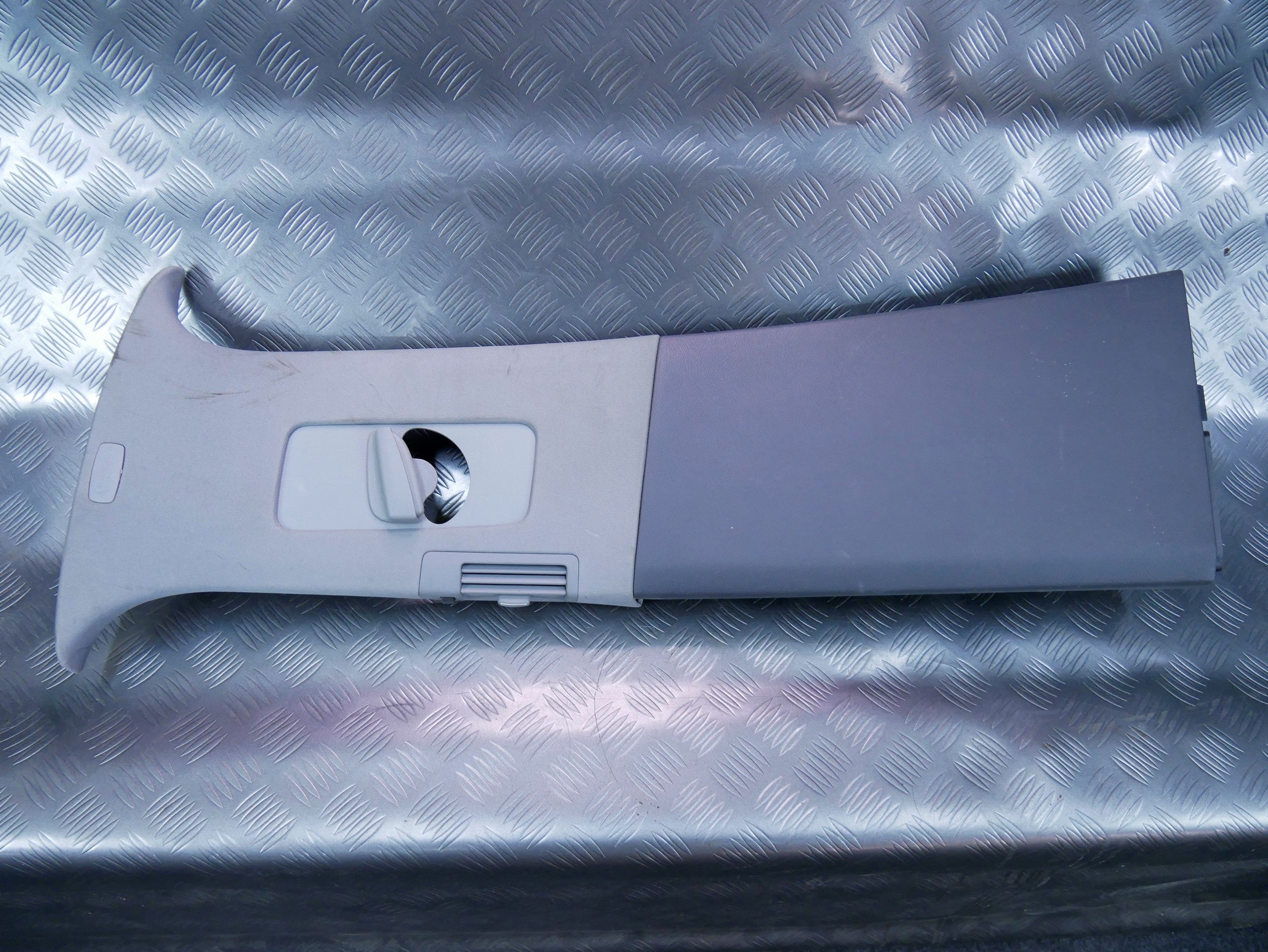 Osłona słupka środkowego lewe 7L6867239CD VW TOUAREG 7L