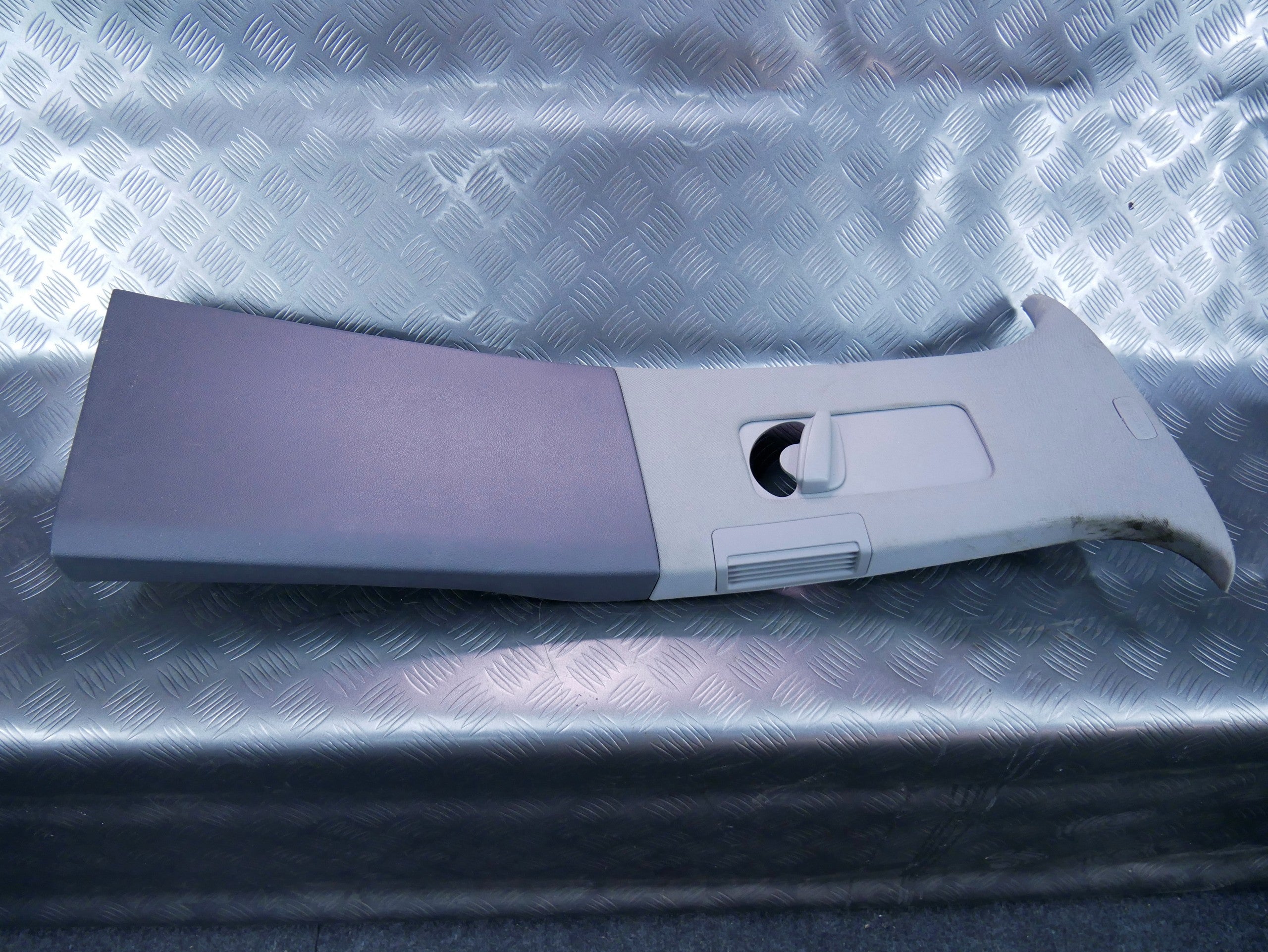 Osłona słupka środkowego prawe 7L6867240GB VW TOUAREG 7L