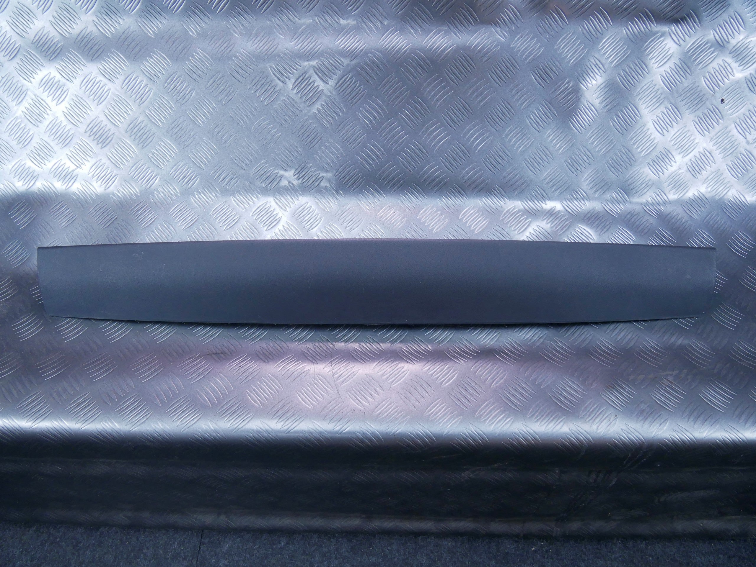 Osłona listwa klapy tylnej czarna 7L6867685 VW TOUAREG 7L