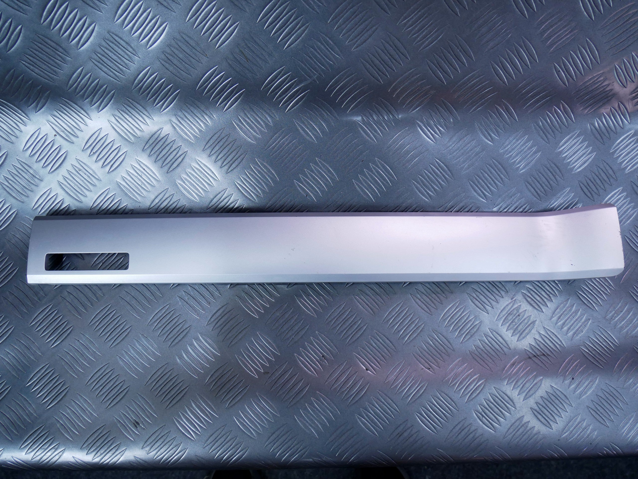 Listwa dekoracyjna dekor konsoli prawy 7L6857226K VW TOUAREG 7L