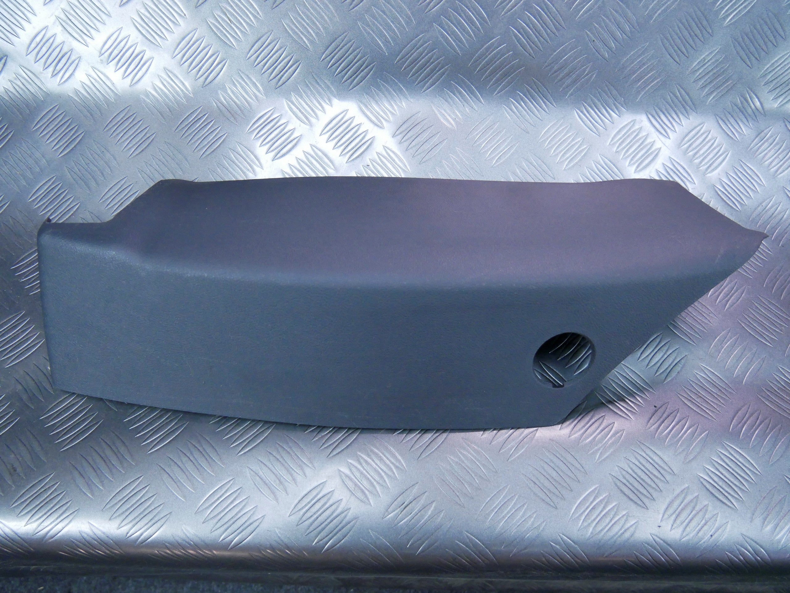 Osłona pod fotel przód prawa 7L0881328 VW TOUAREG 7L