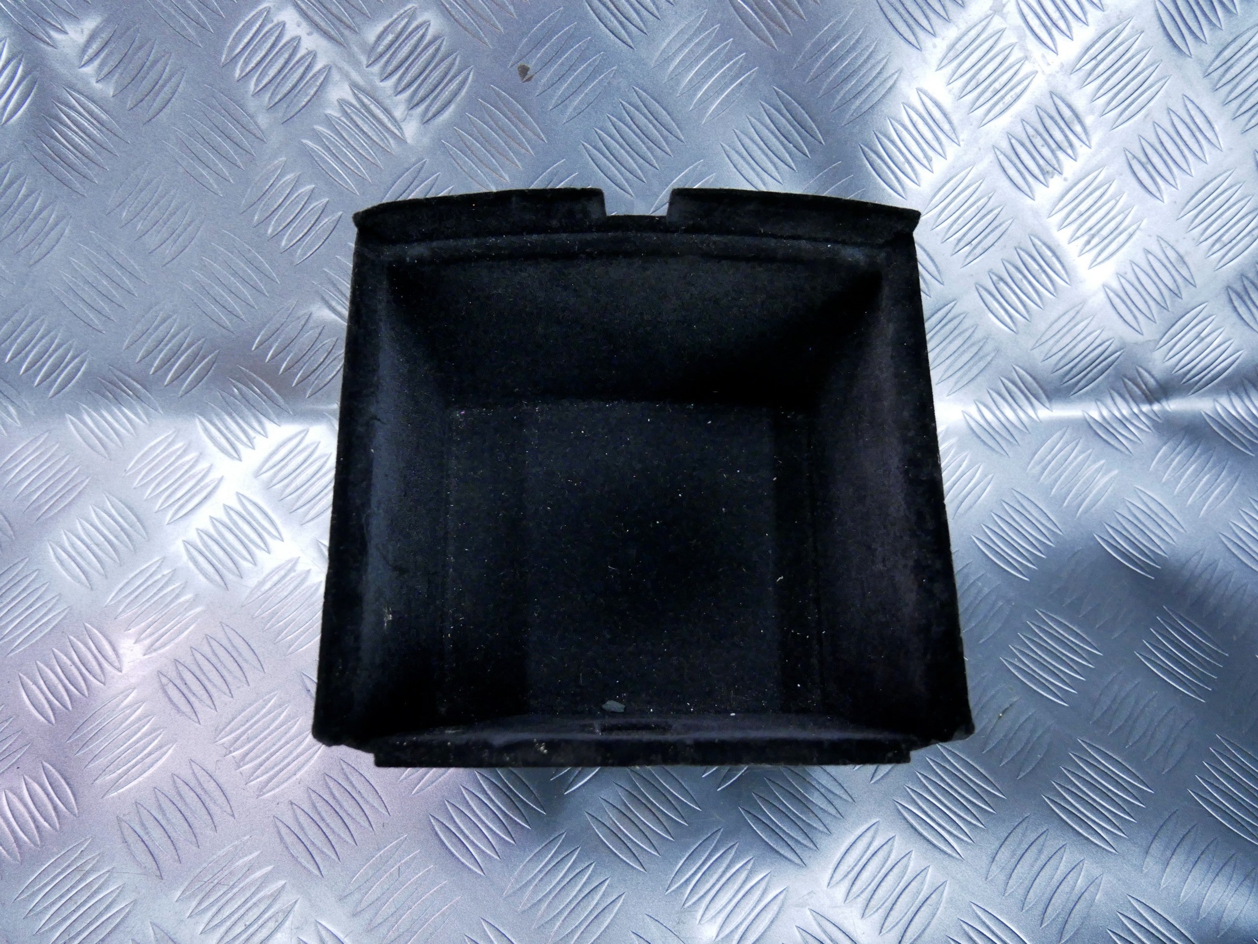 Wnęka schowek tunelu podłokietnika 7L6863284B VW TOUAREG 7L