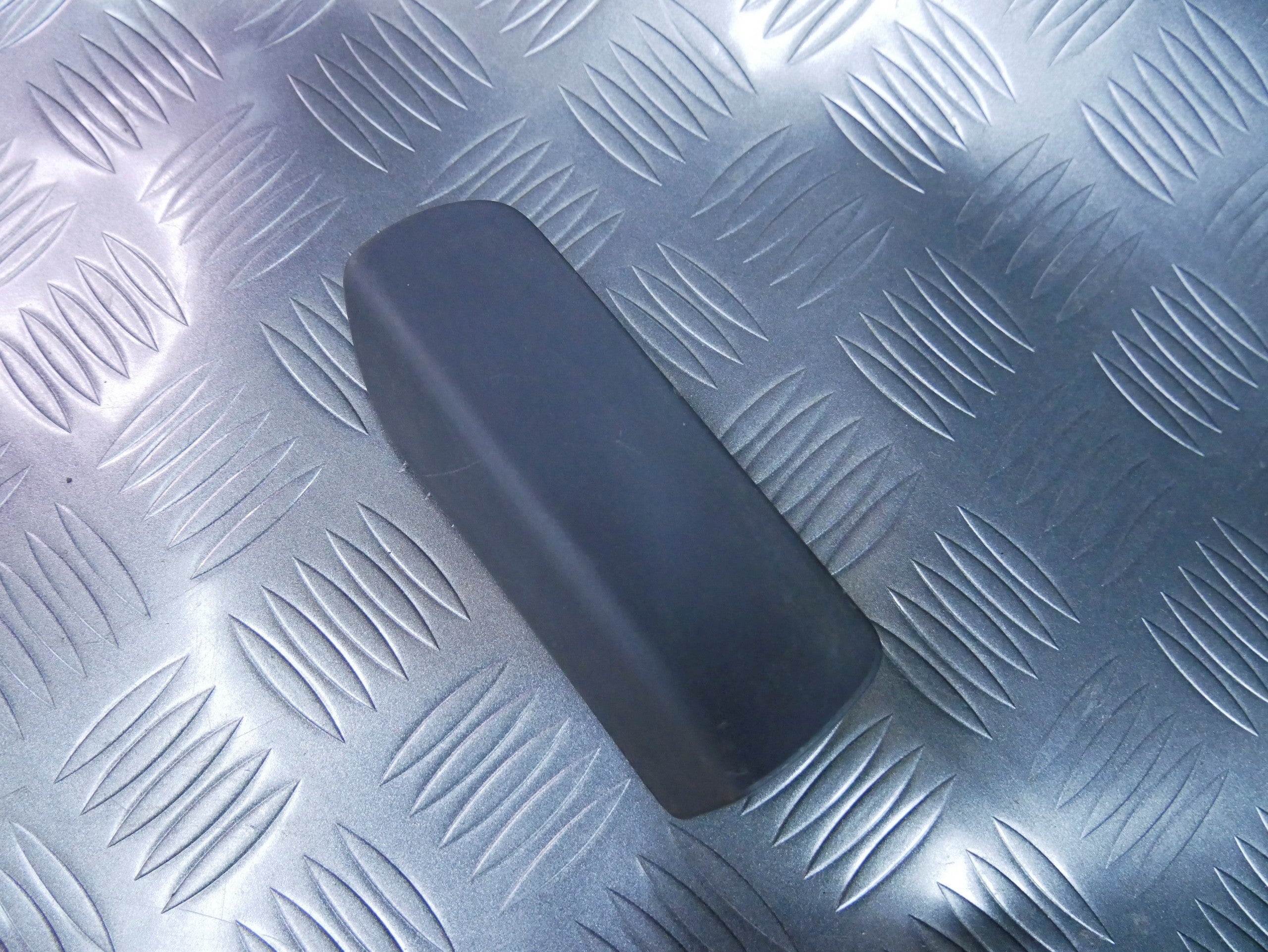 Uchwyt dźwignia rączka otwierania maski 7L0823533 VW TOUAREG 7L