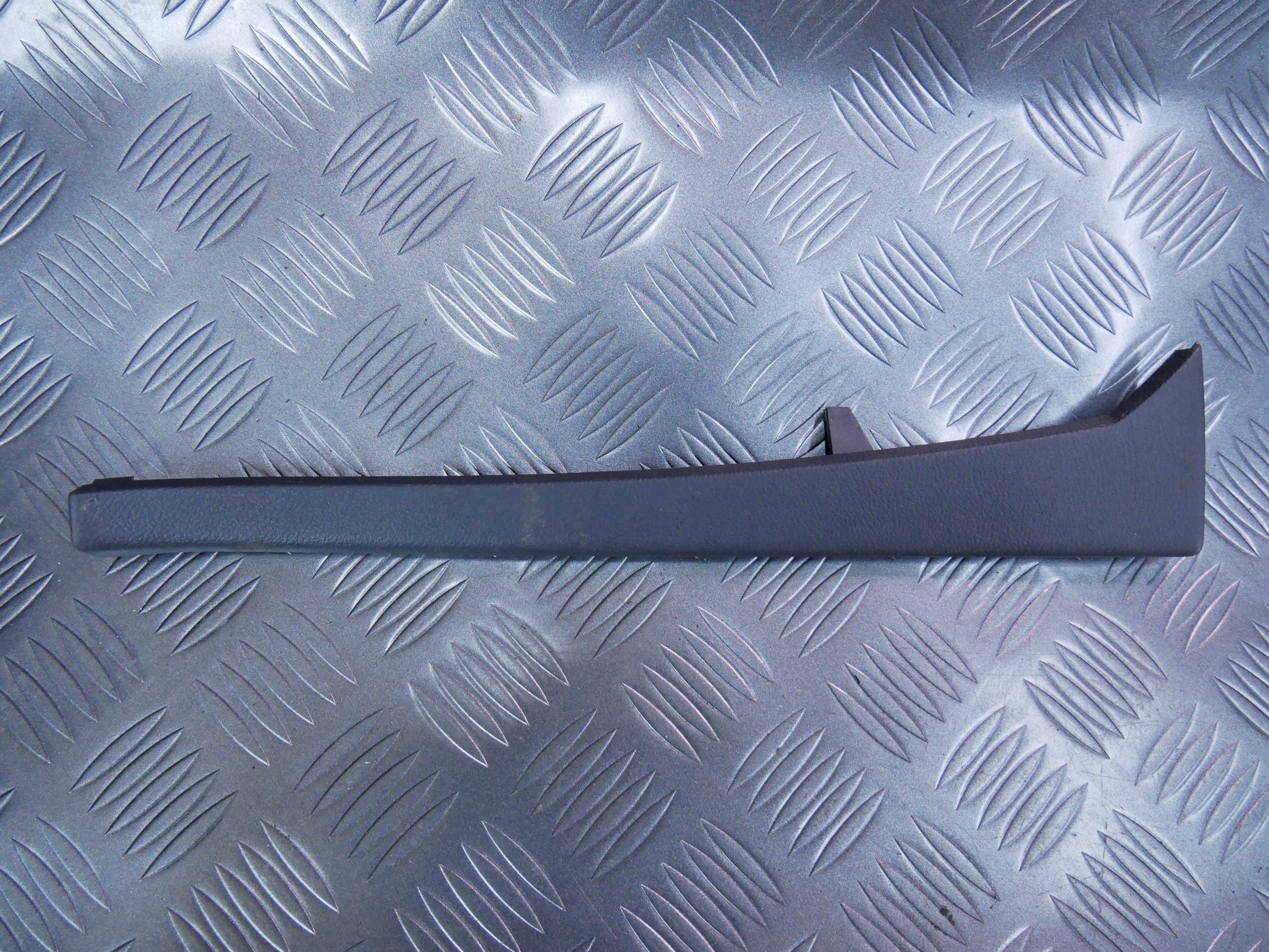 Listwa osłona słupka deski lewa 7L0868239B VW TOUAREG 7L