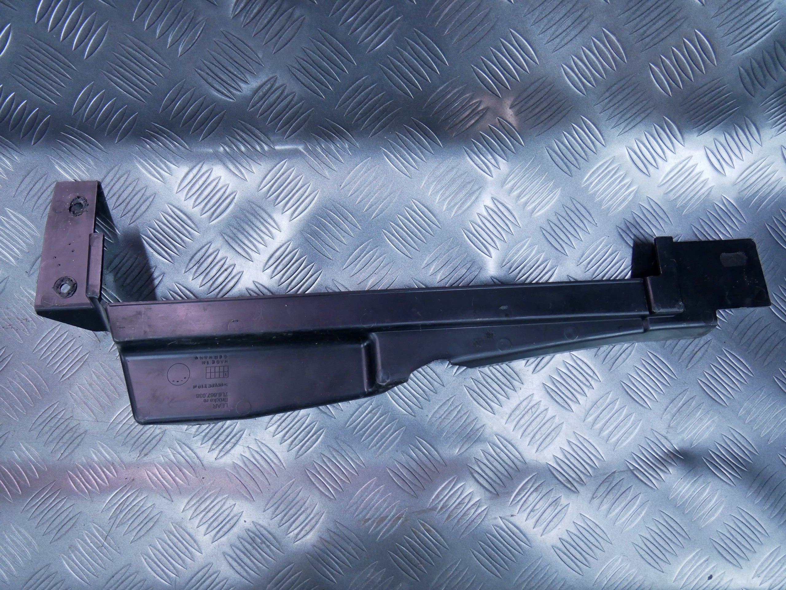 Mocowanie boczku bagażnika prawe 7L6867038 VW TOUAREG 7L