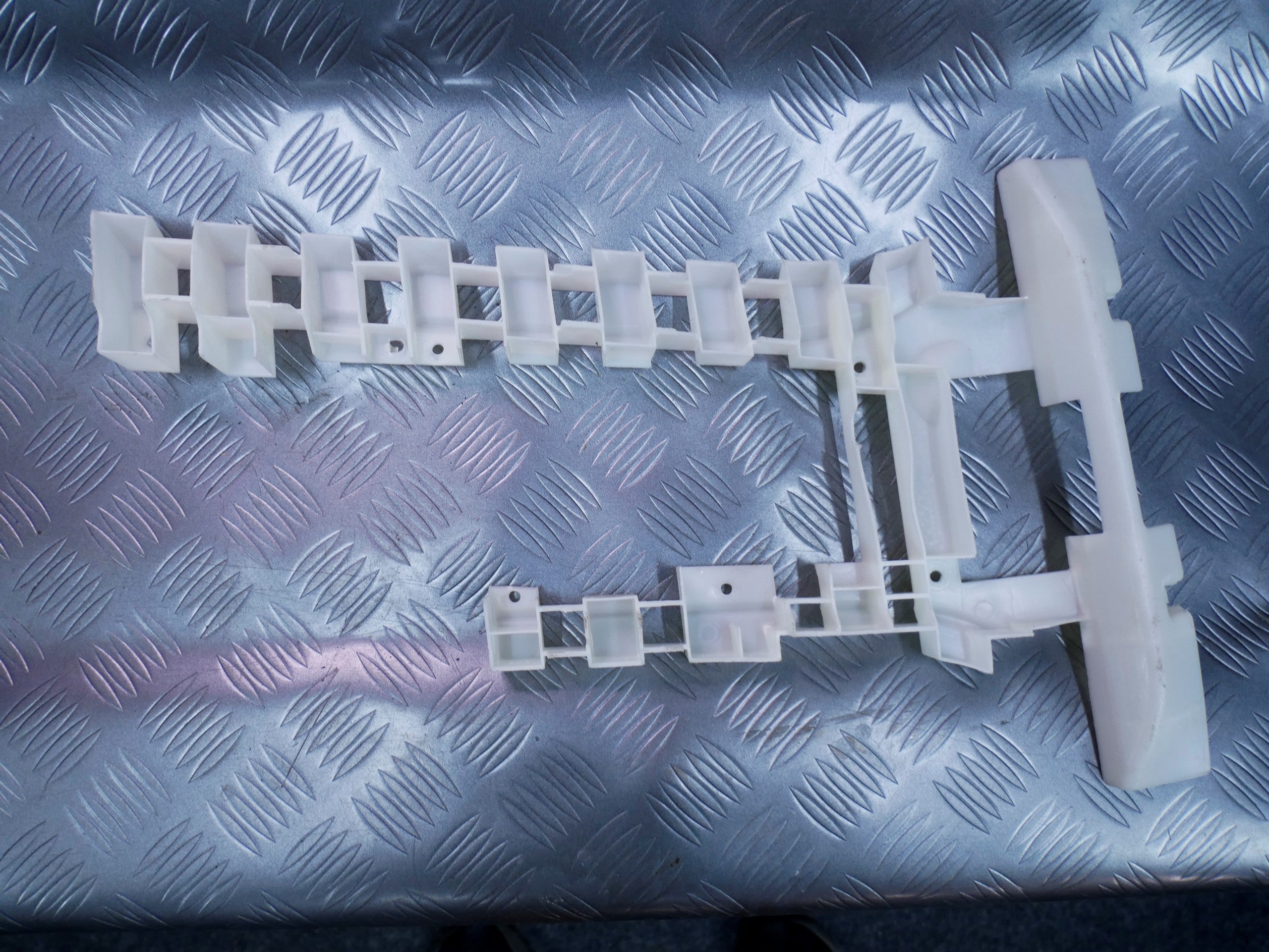 Mocowanie słupka B prawe 7L0880672D VW TOUAREG 7L