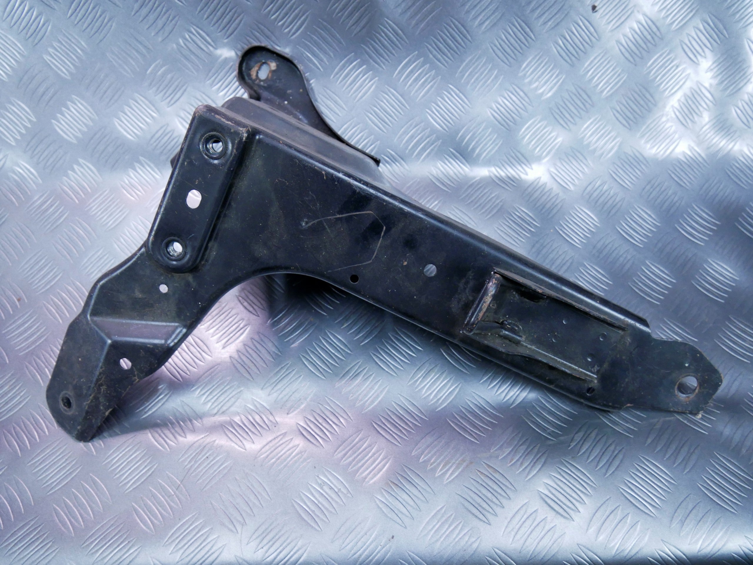 Stelaż mocowanie fotela 7L0885342F VW TOUAREG 7L