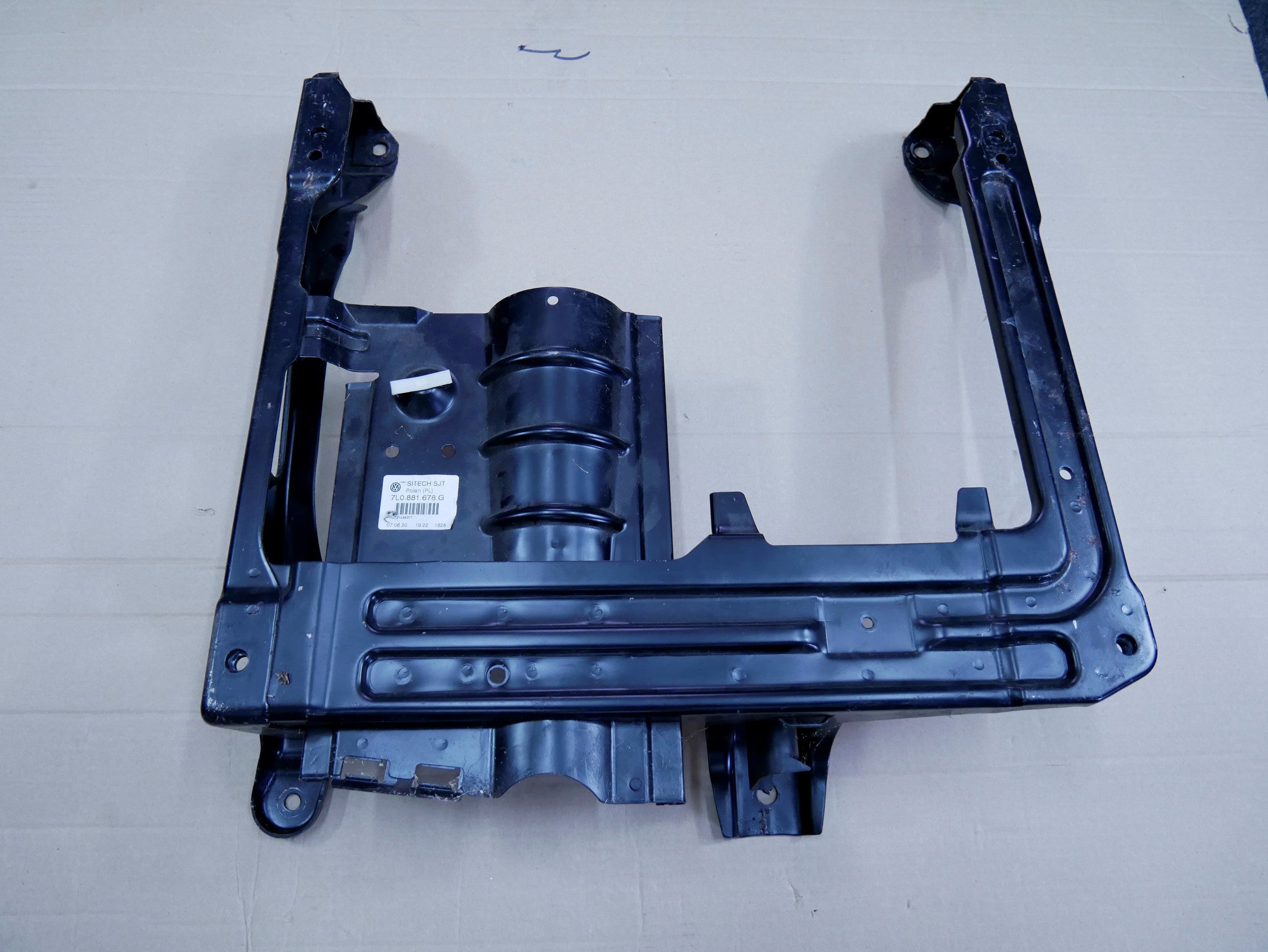 Stelaż mocowanie fotela przód prawy 7L0881678G TOUAREG 7L