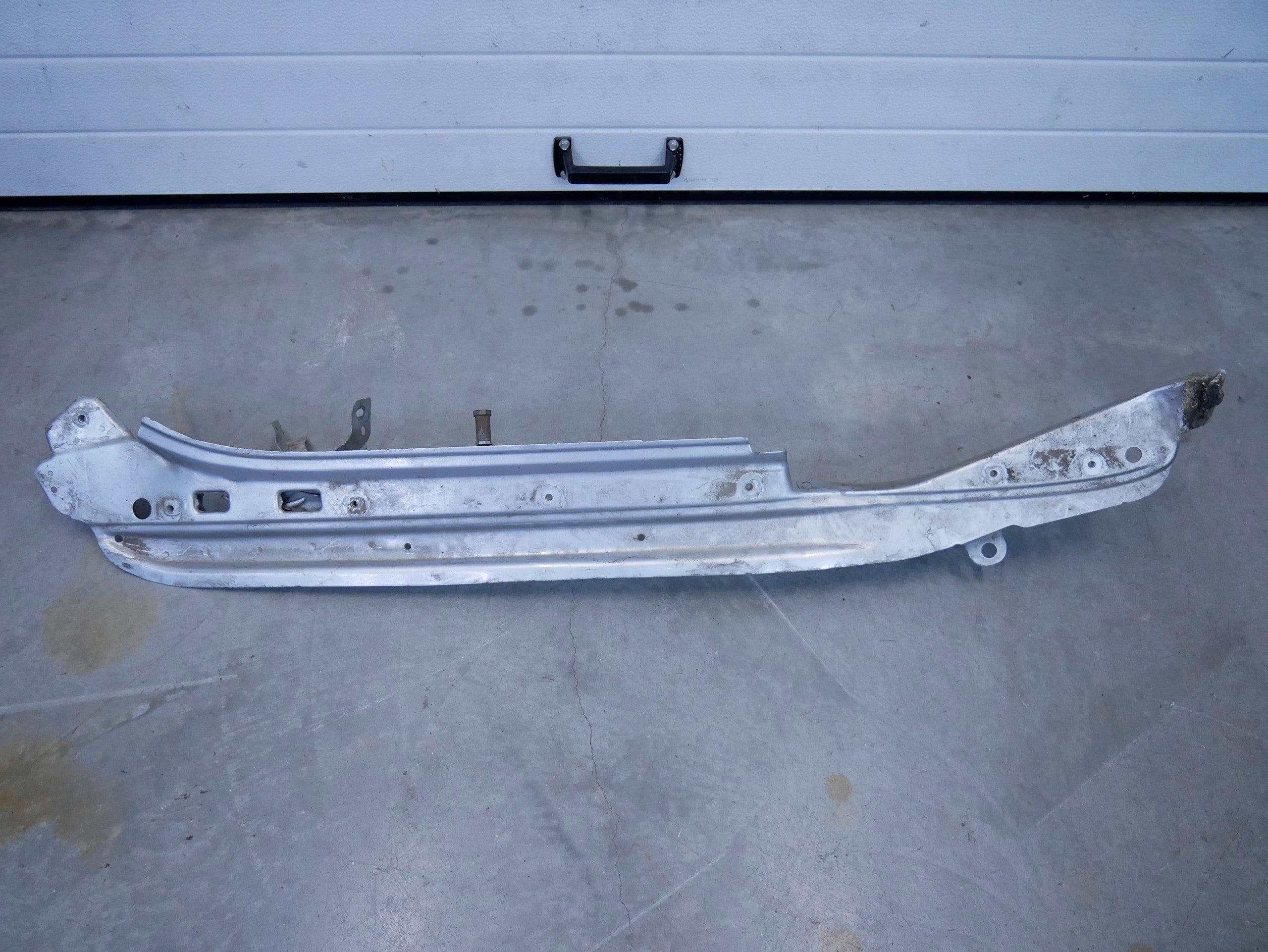 Fartuch mocowanie błotnika lewe 7L6805919B VW TOUAREG 7L