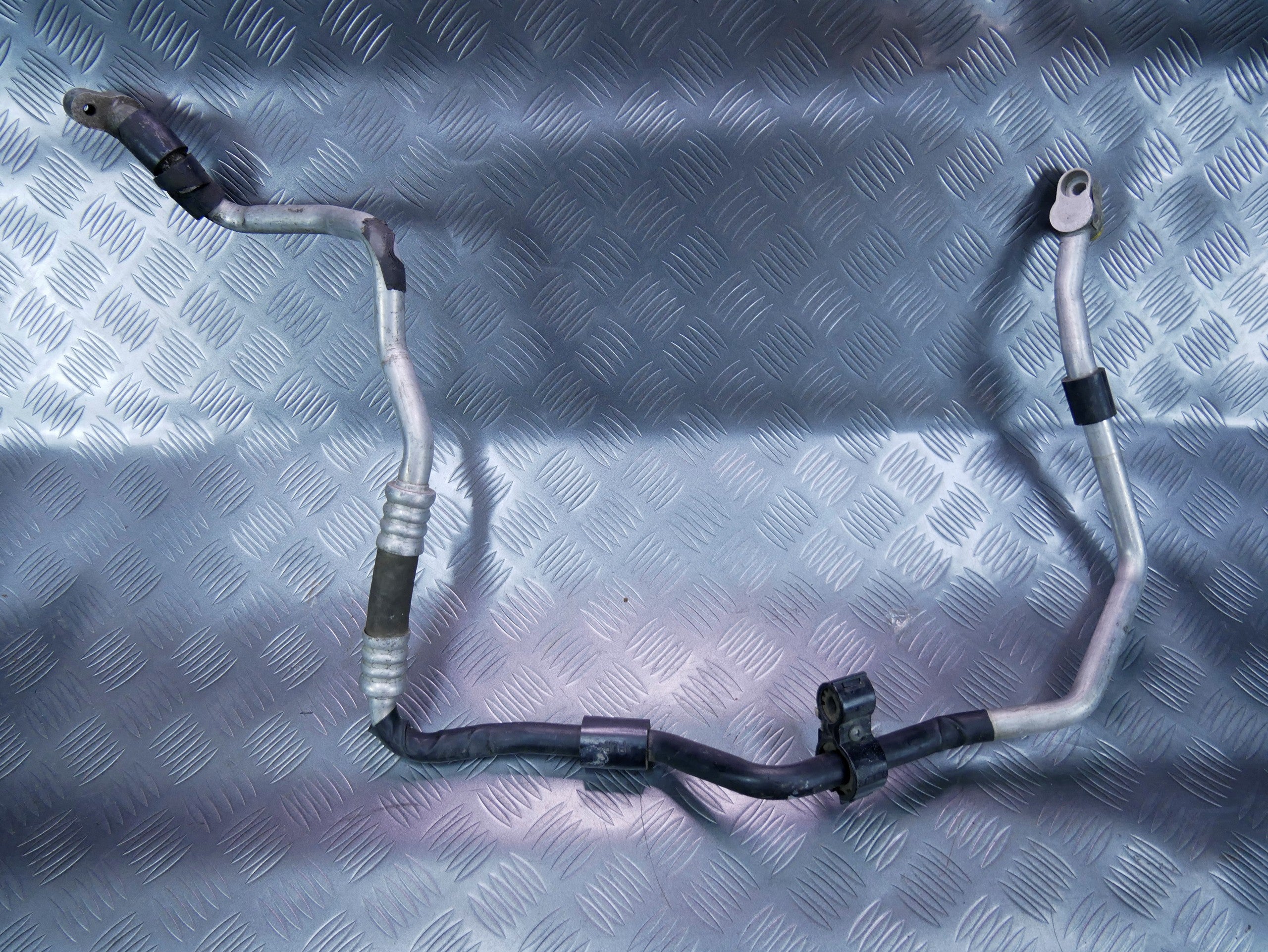 Rurka przewód klimatyzacji 7L6820017B VW TOUAREG 7L