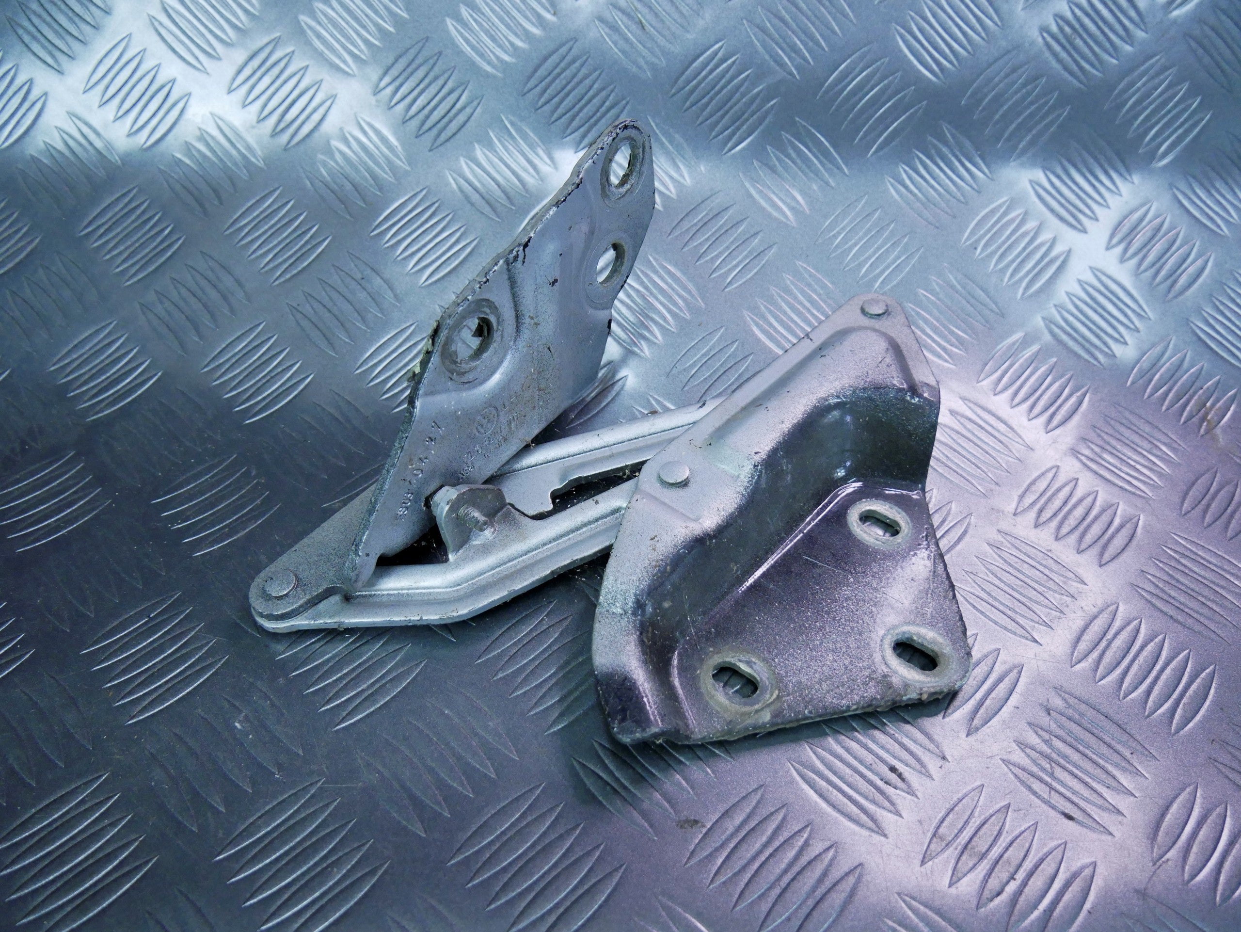 Zawias maski lewy 7L6823301 VW TOUAREG 7L