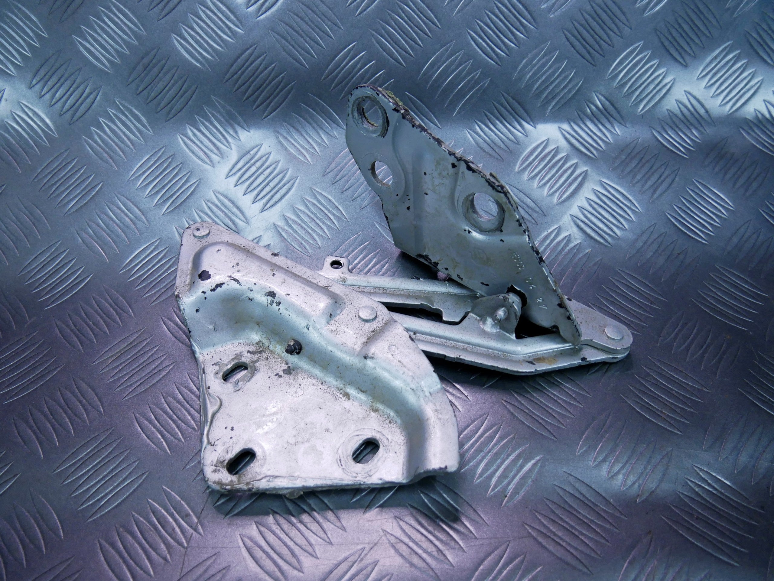 Zawias maski prawy 7L6823302 VW TOUAREG 7L