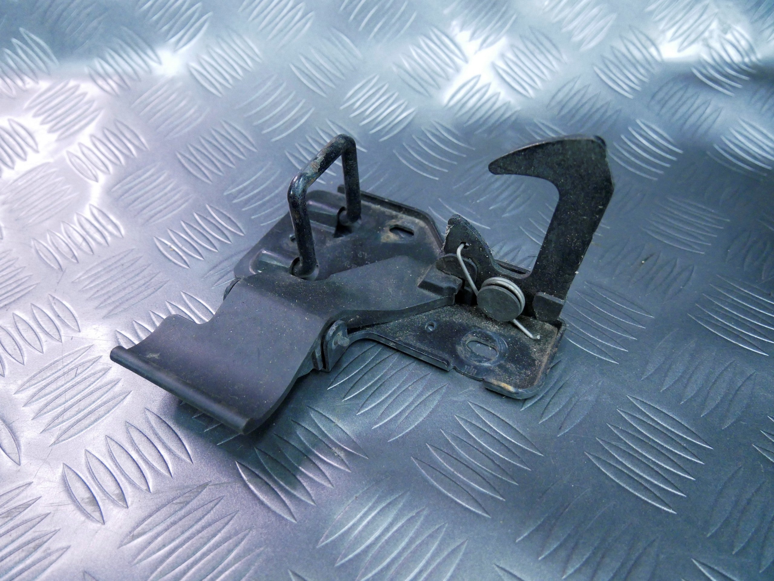 Zamek rygiel maski 6Q0823480B VW TOUAREG 7L