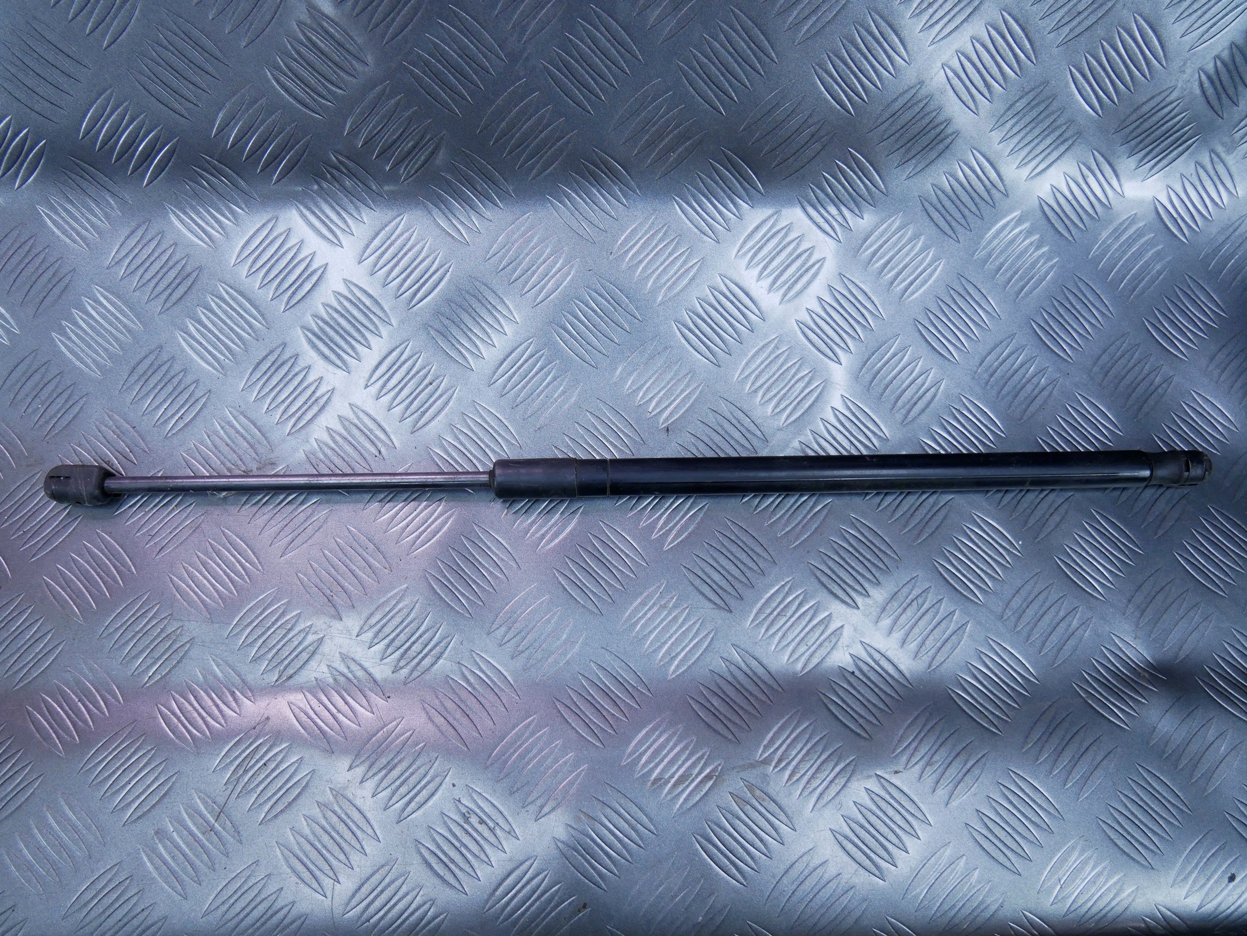 Siłownik maski 7L6823359B VW TOUAREG 7L