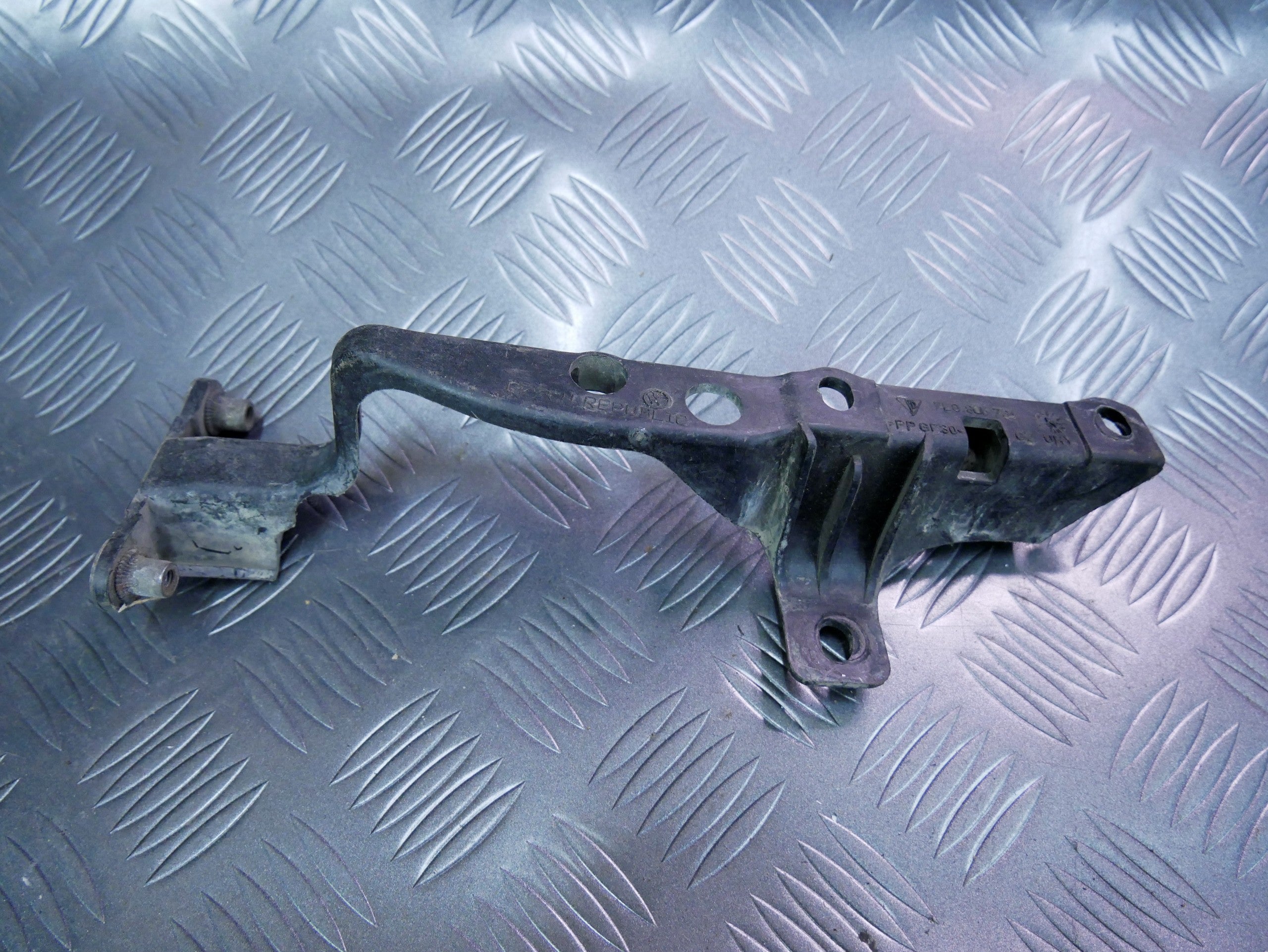 Wspornik mocowanie błotnika prawe 7L0805734 VW TOUAREG 7L