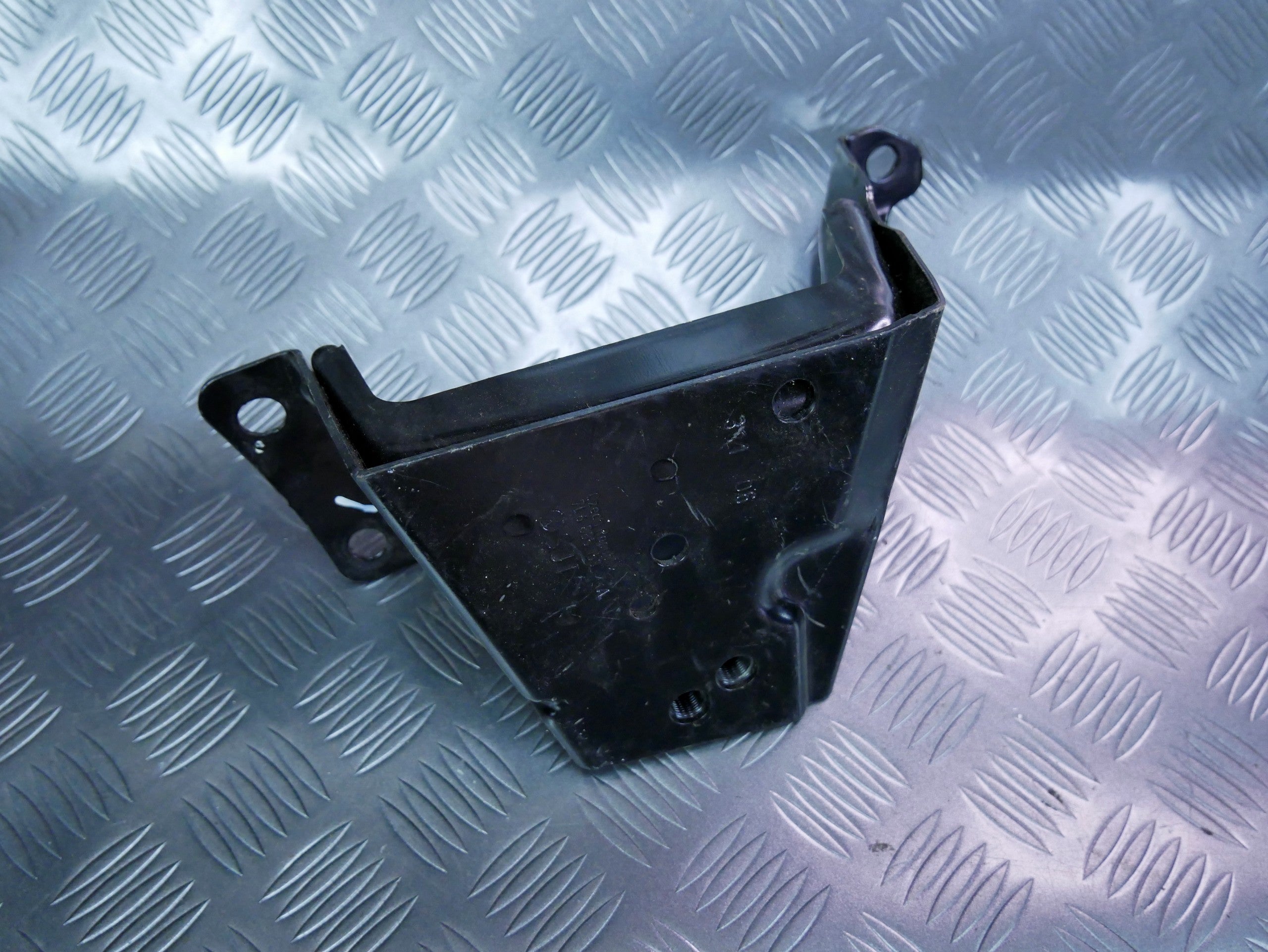 Mocowanie kanapy tył lewe 7L6885153 VW TOUAREG 7L