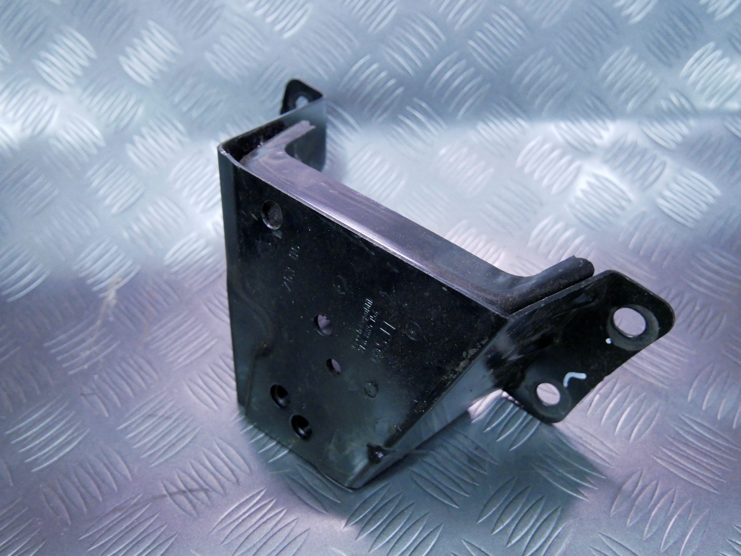 Mocowanie kanapy tył prawe 7L6885154 VW TOUAREG 7L