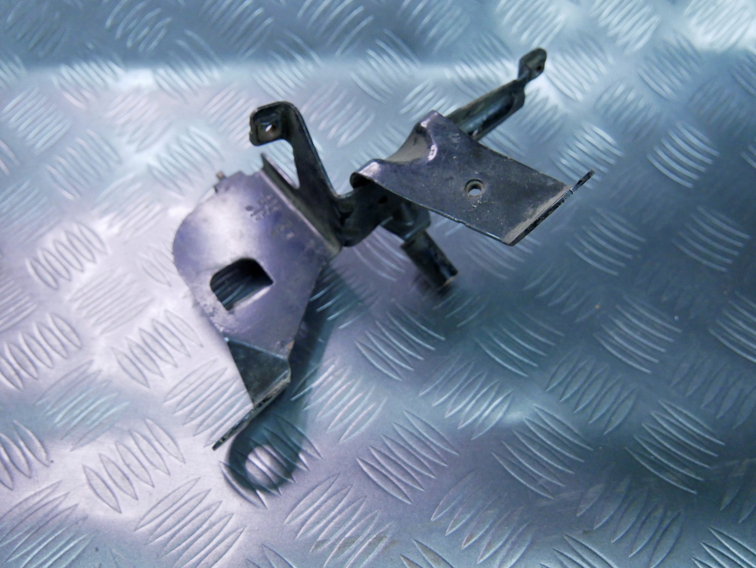 Mocowanie filtra paliwa 7L6127224B VW TOUAREG 7L 3.0 TDI