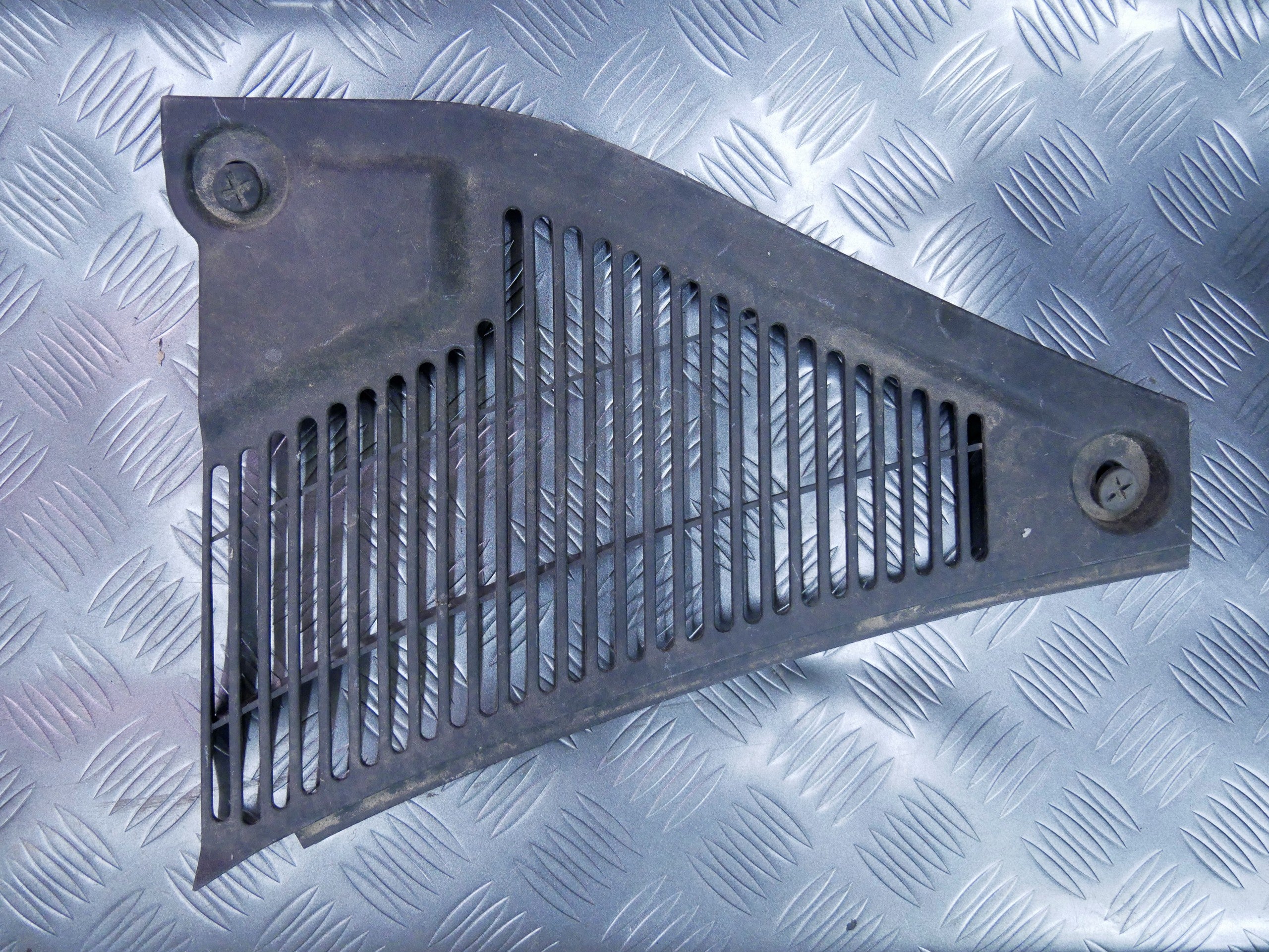 Podszybie narożnik podszybia prawy 7L6819730D VW TOUAREG 7L