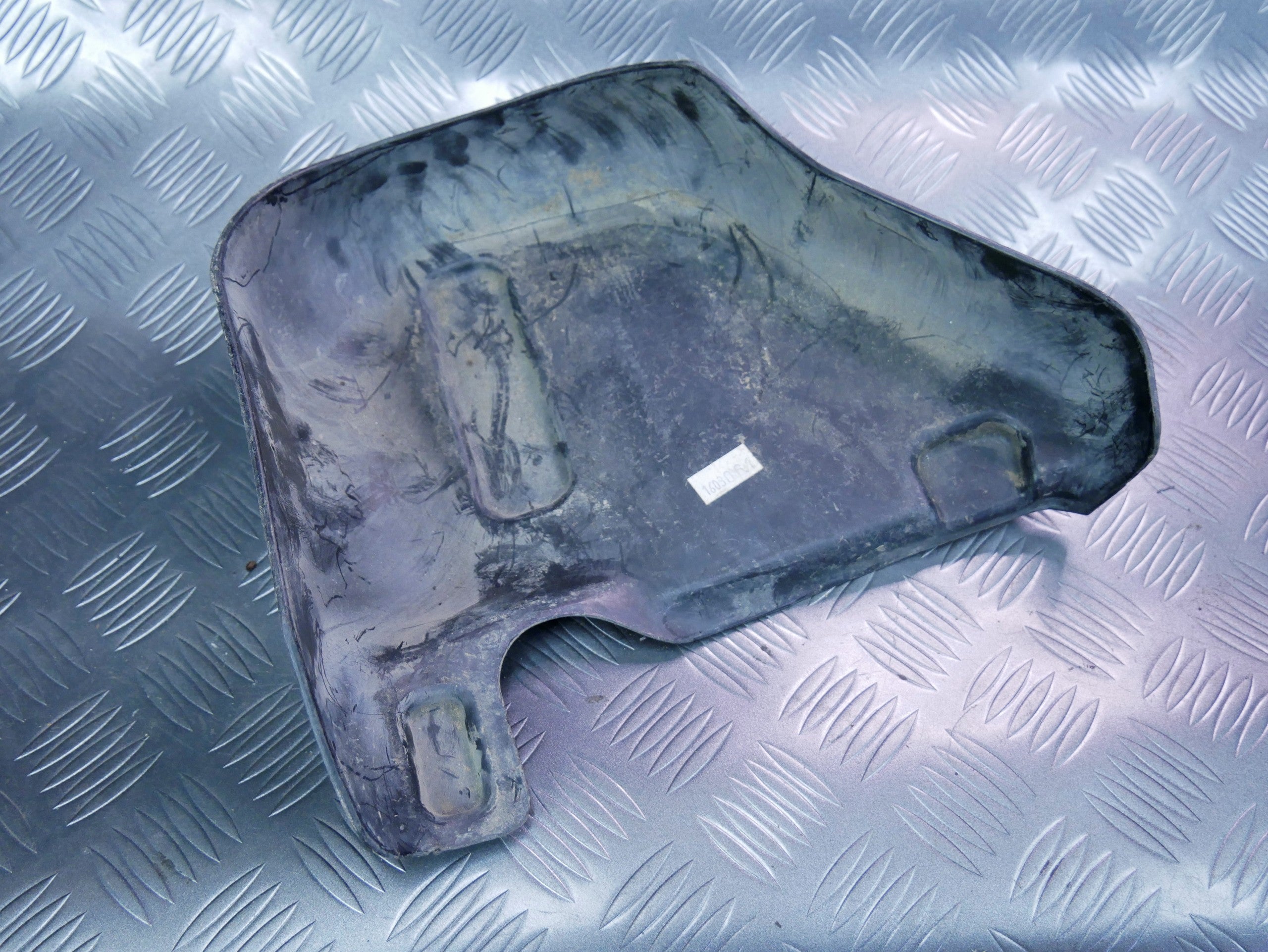 Osłona baku podwozia prawa 7L0201980 VW TOUAREG 7L