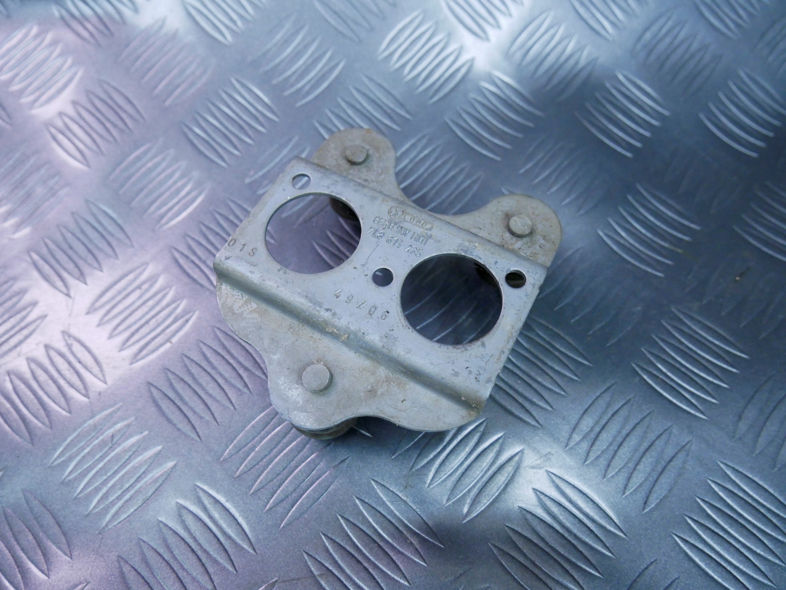 Uchwyt mocowanie pompy ABS 7L8614235 VW TOUAREG 7L