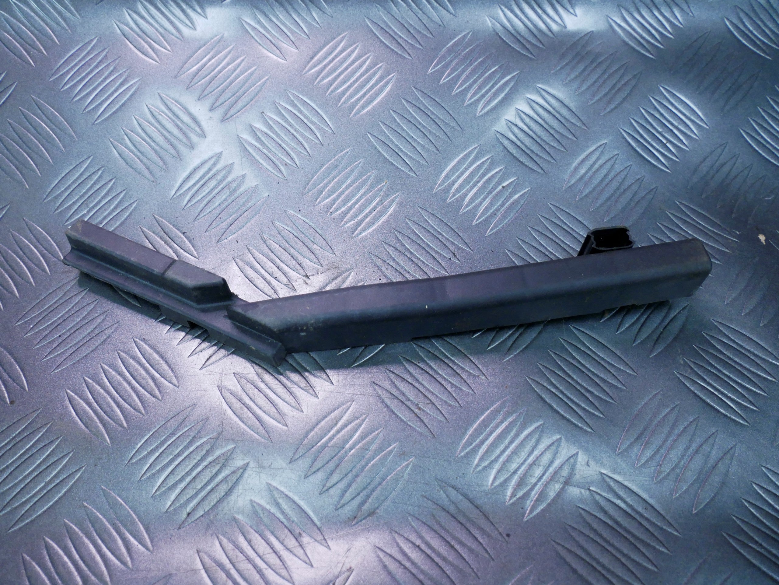 Mocowanie prowadnica 7L0937589 VW TOUAREG 7L