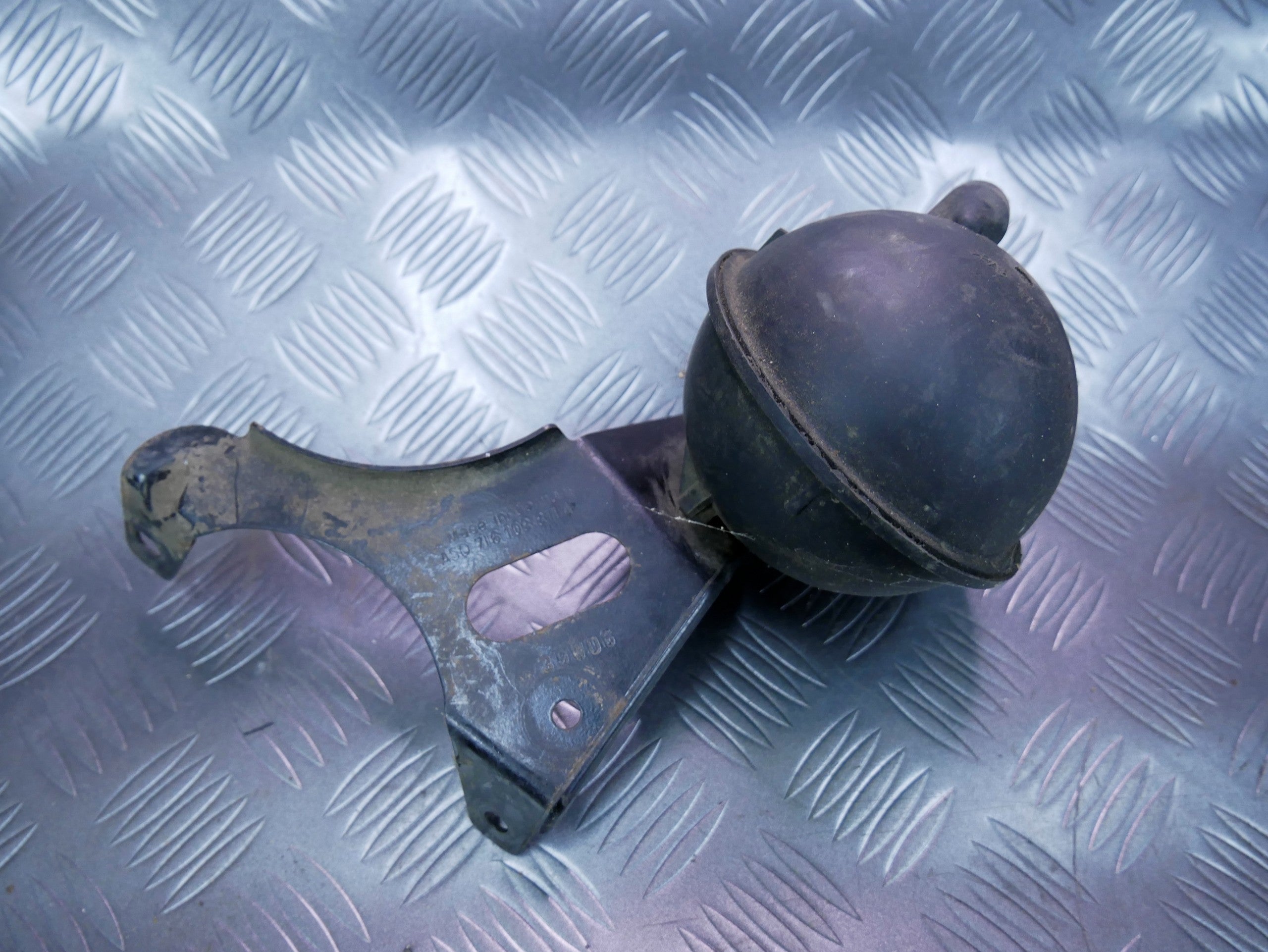 Mocowanie gruszka podciśnienia 7L6103811A VW TOUAREG 7L