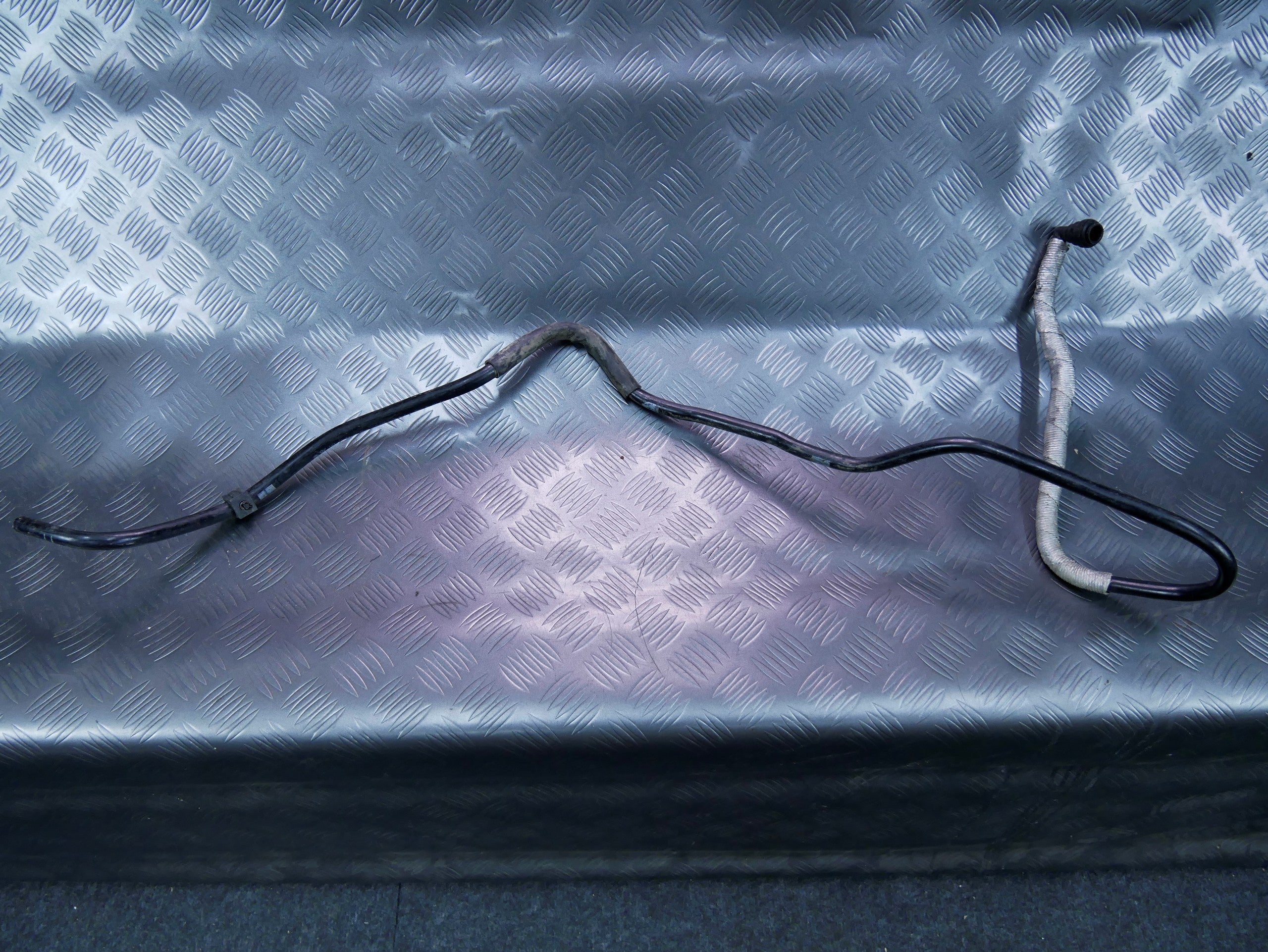 Rurka przewód kompresora 7L0616708B VW TOUAREG 7L