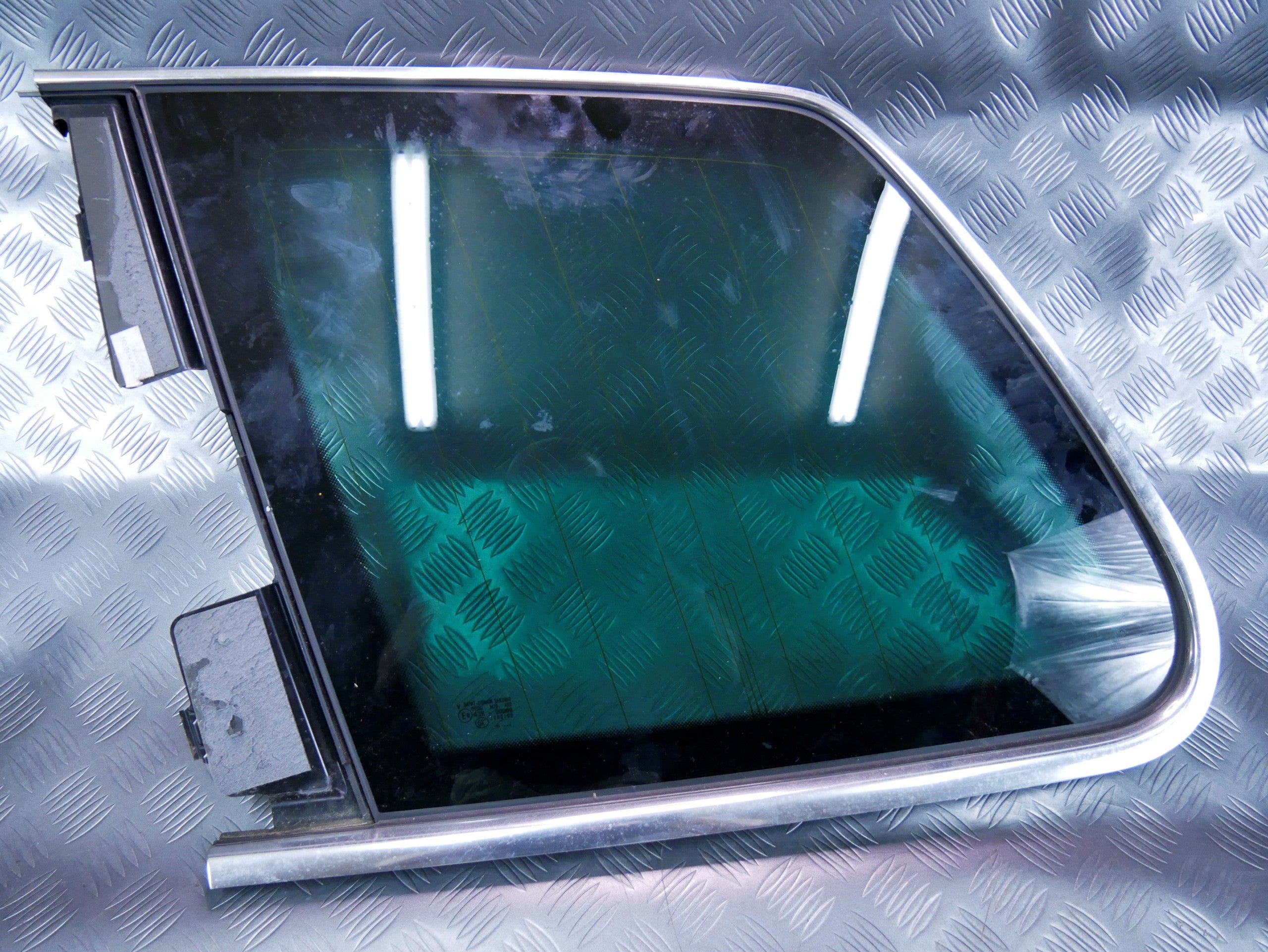 Szyba karoseryjna tył tylna lewa chrom 7L6845297 VW TOUAREG 7L