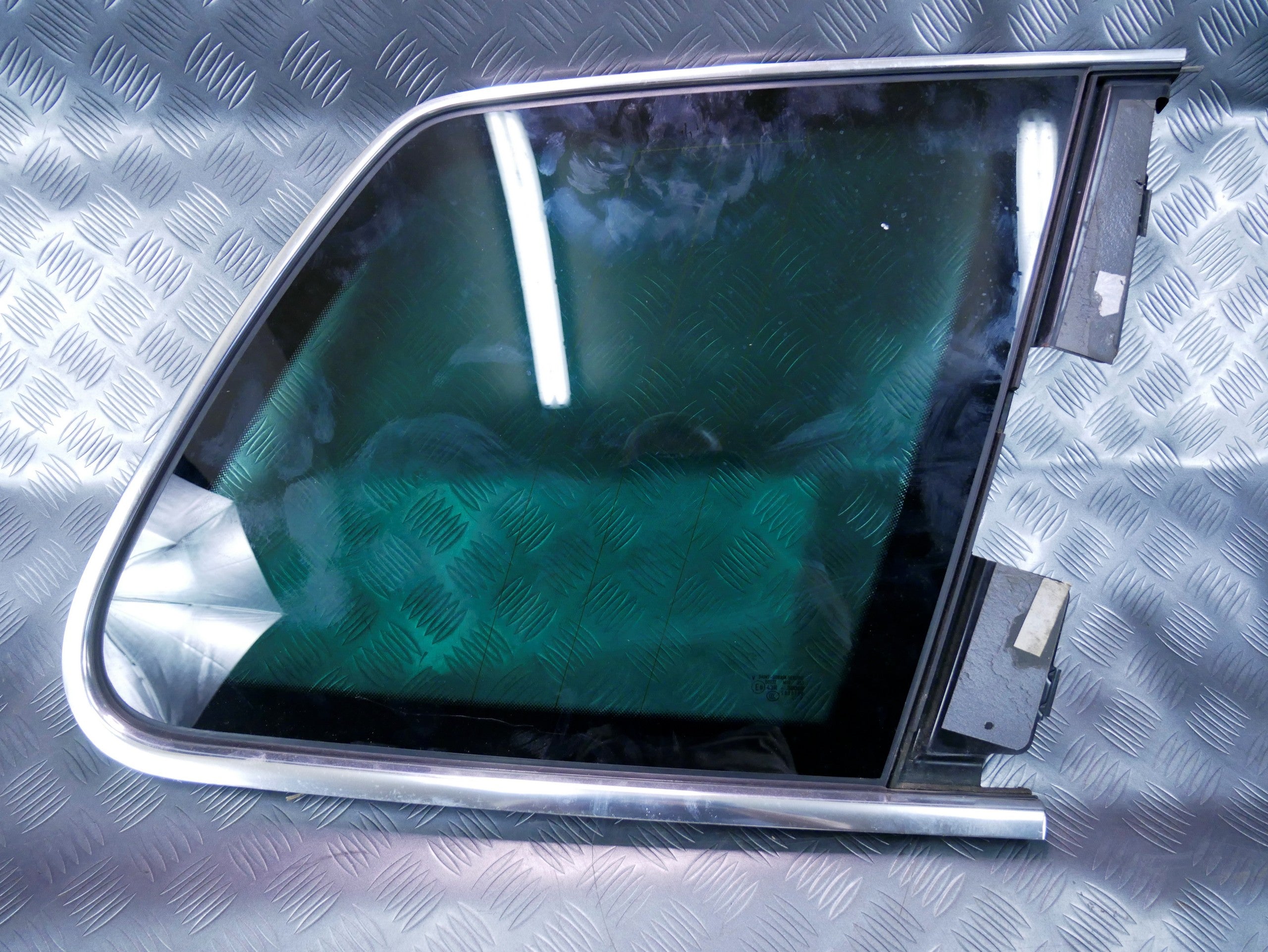 Szyba karoseryjna tył tylna prawa chrom 7L6845298 VW TOUAREG 7L