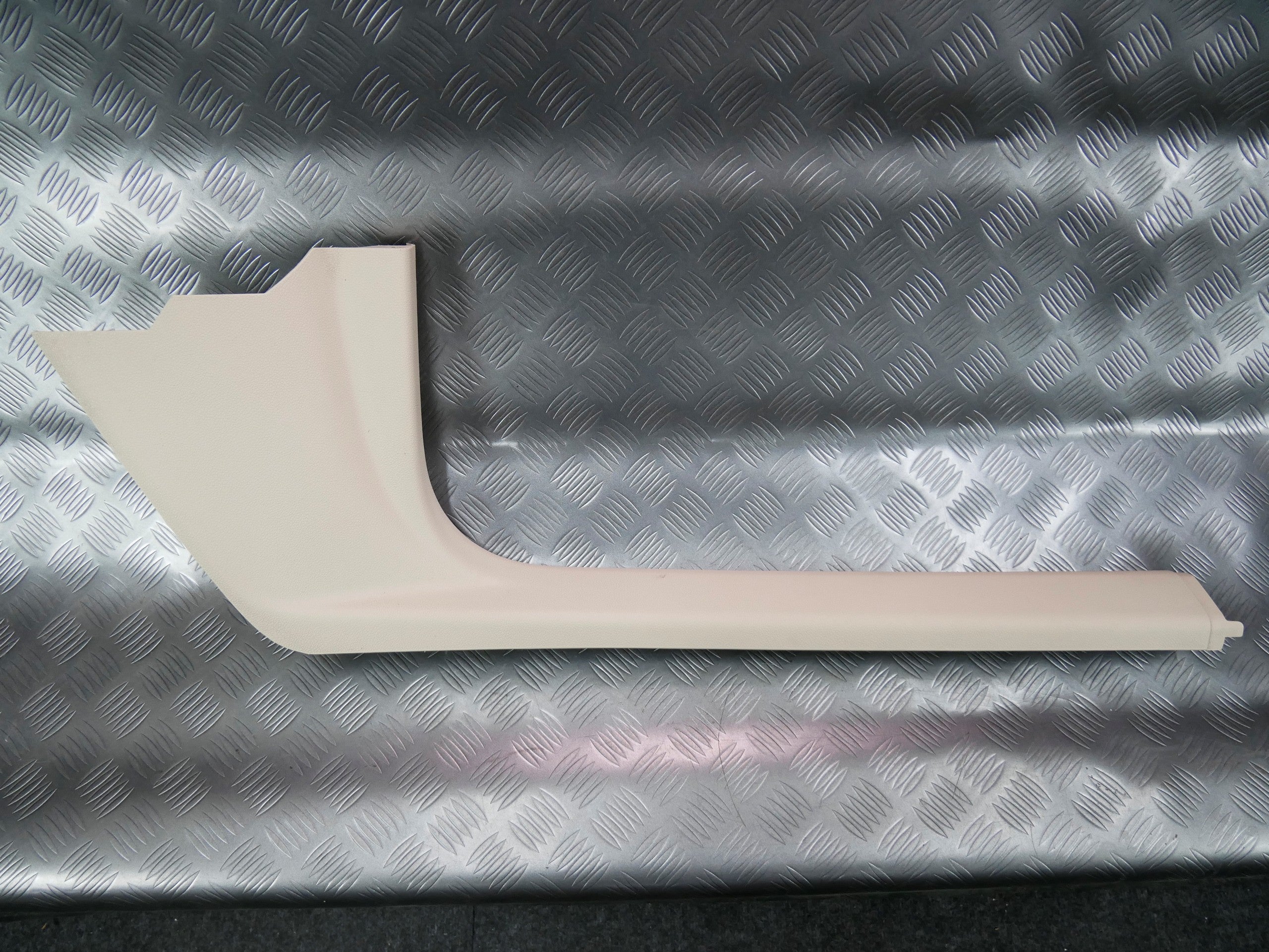 Osłona progu przód prawa beżowa 3T0863484A SKODA SUPERB II