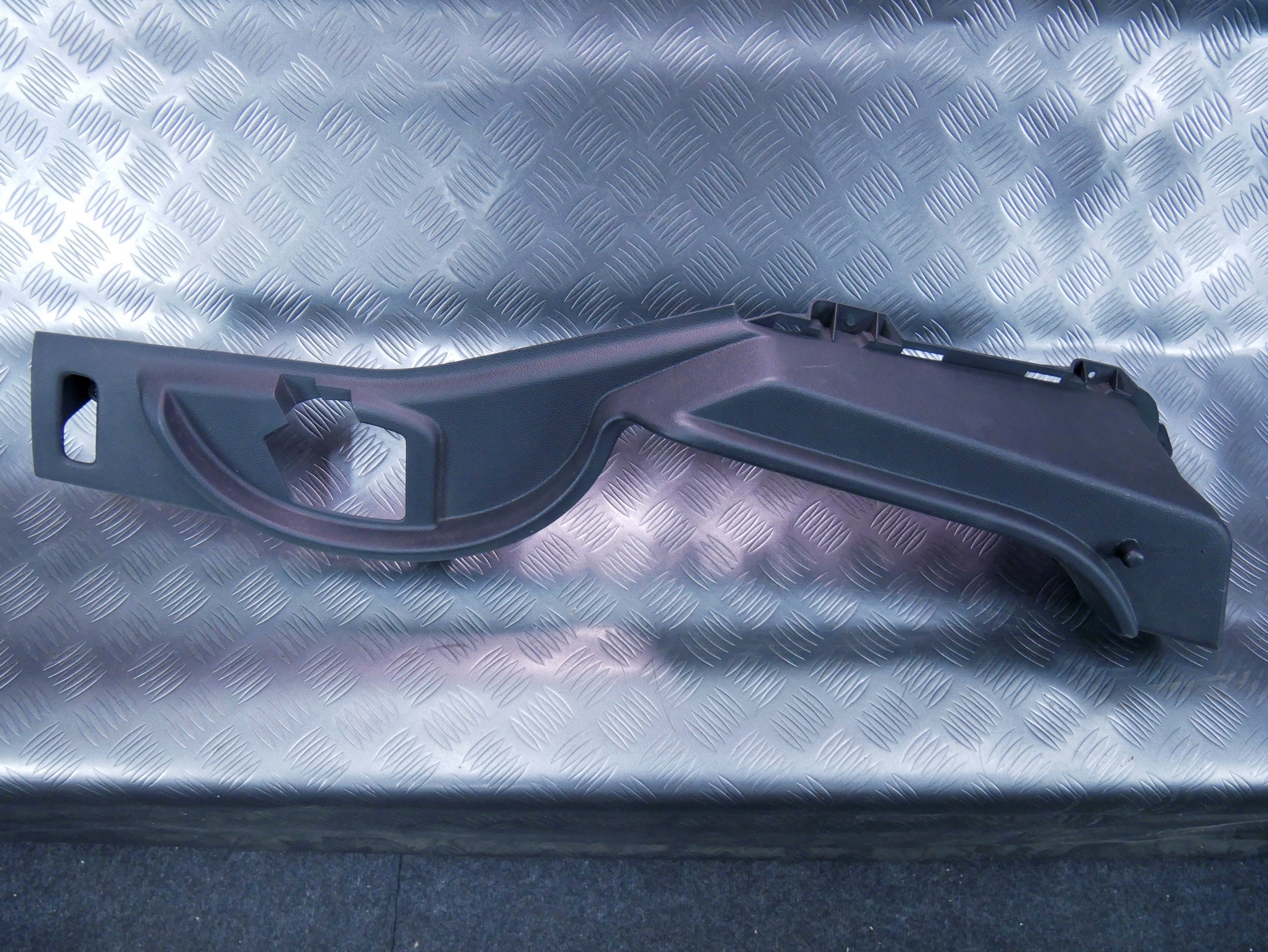 Podpora półki lewa 3T5867761B SKODA SUPERB II SEDAN