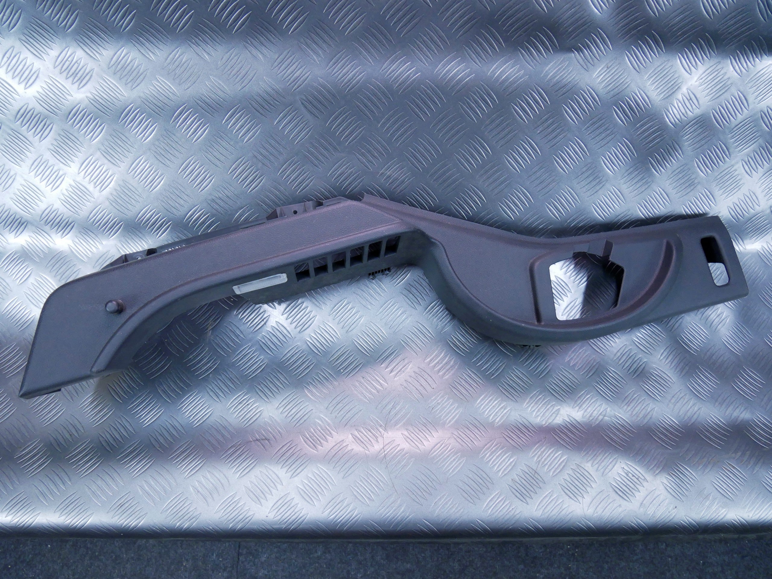 Podpora półki prawa 3T5867762B SKODA SUPERB II SEDAN