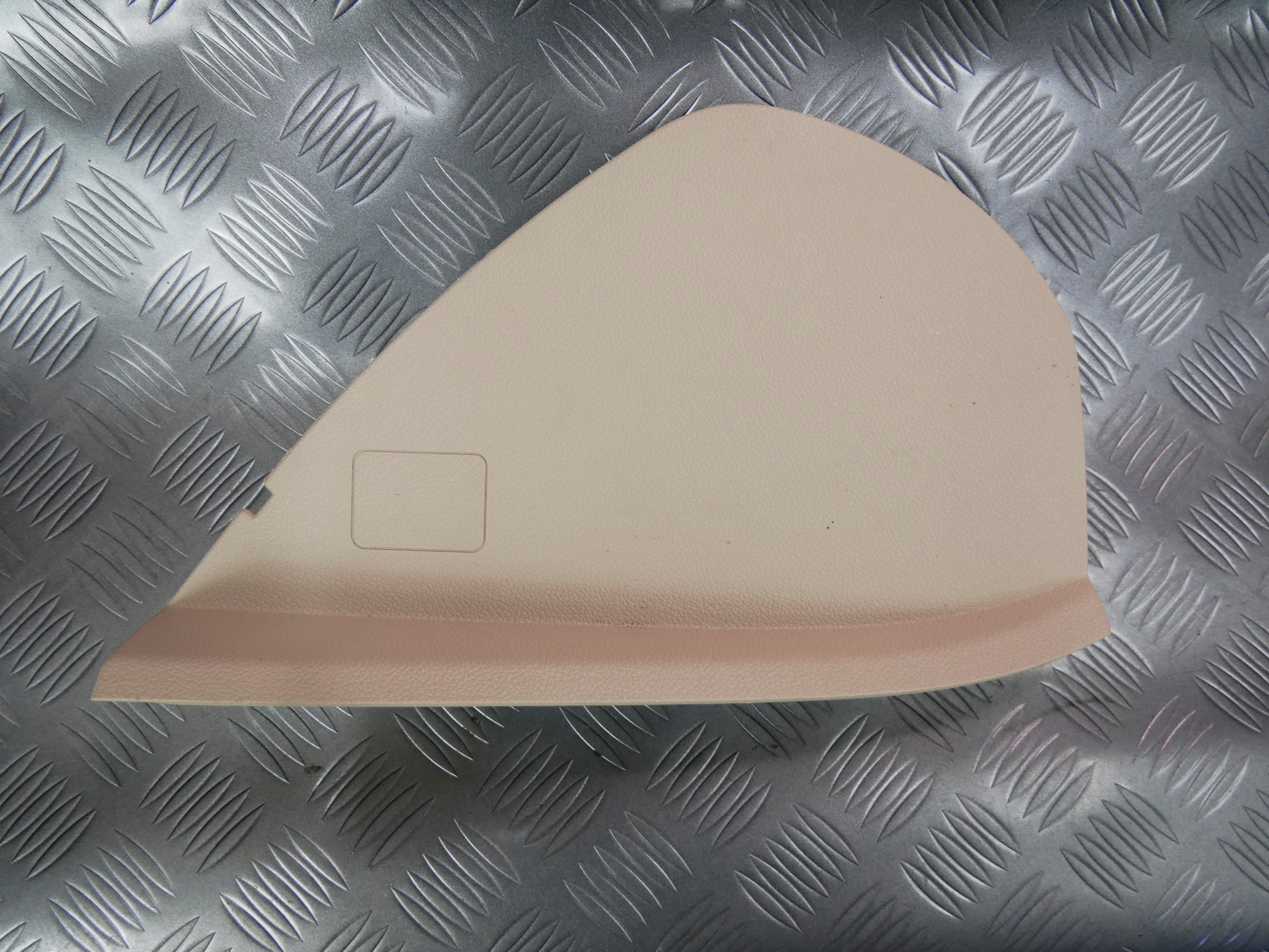 Osłona zaślepka boku konsoli prawa beżowa 3T0857504B SKODA SUPERB II