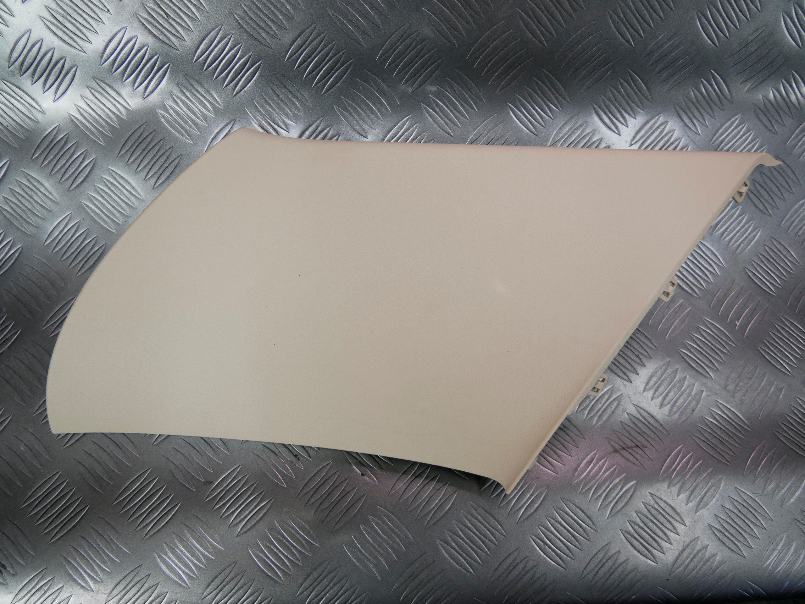 Osłona słupka tył tylna prawa beżowa 3T9867246 SUPERB II KOMBI