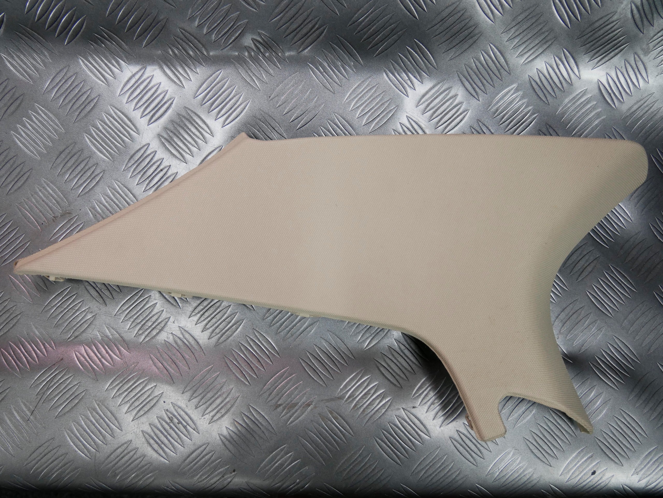 Osłona słupka tył tylna lewa beżowa 3T5867287D SUPERB II SEDAN