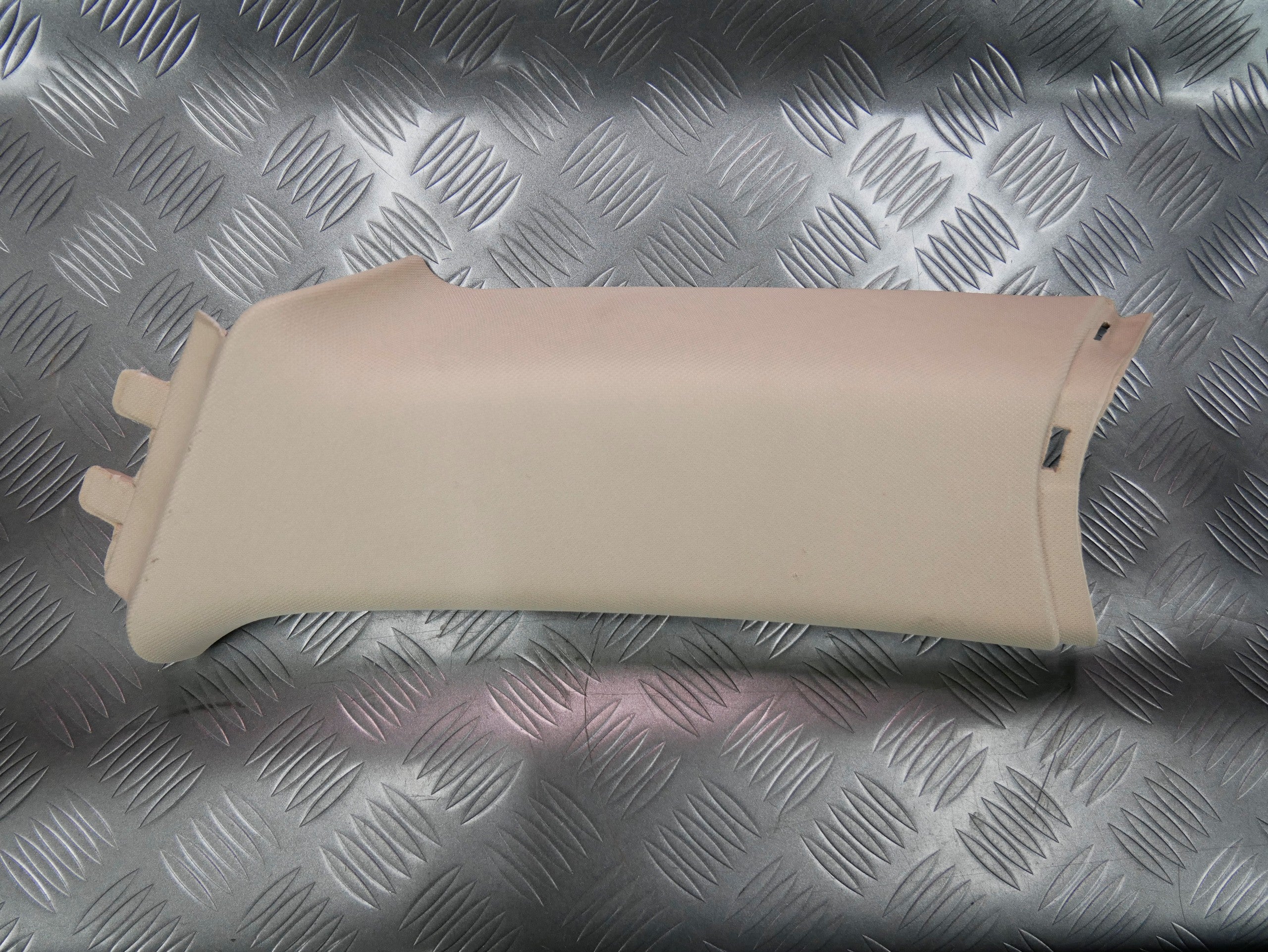 Osłona słupka tył prawa beżowa 3T9867288 SKODA SUPERB II KOMBI