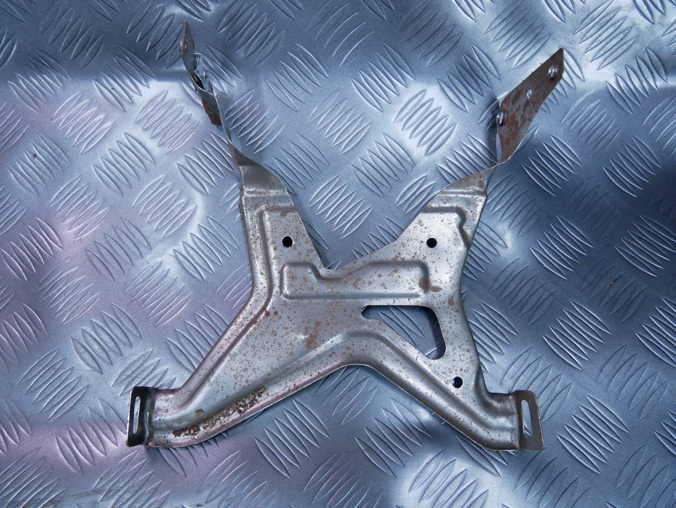 Wspornik mocowanie konsoli 3T1857697B SKODA SUPERB II