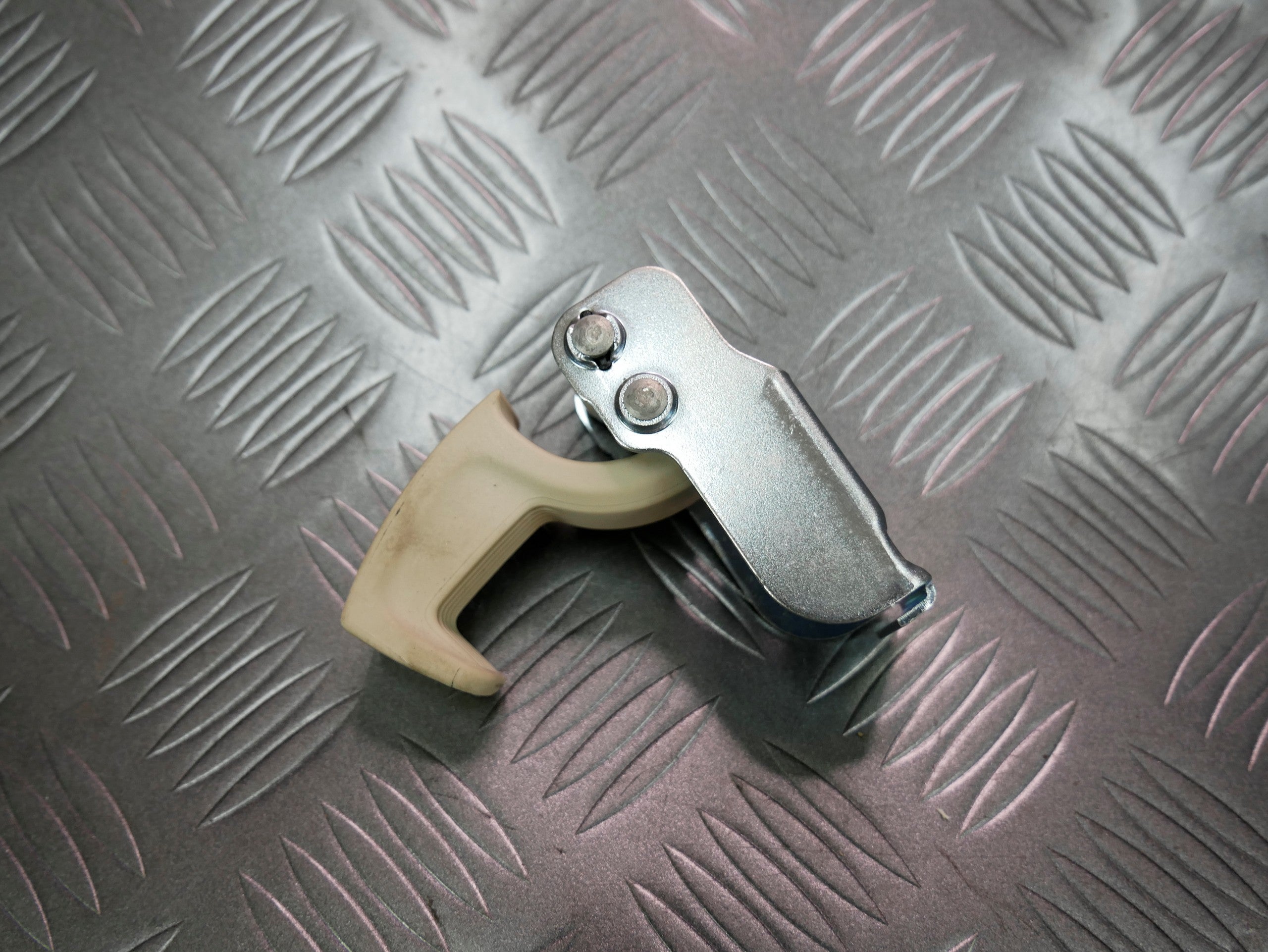 Hak haczyk ucho bagażnika beżowe 3T9867615B SUPERB II KOMBI