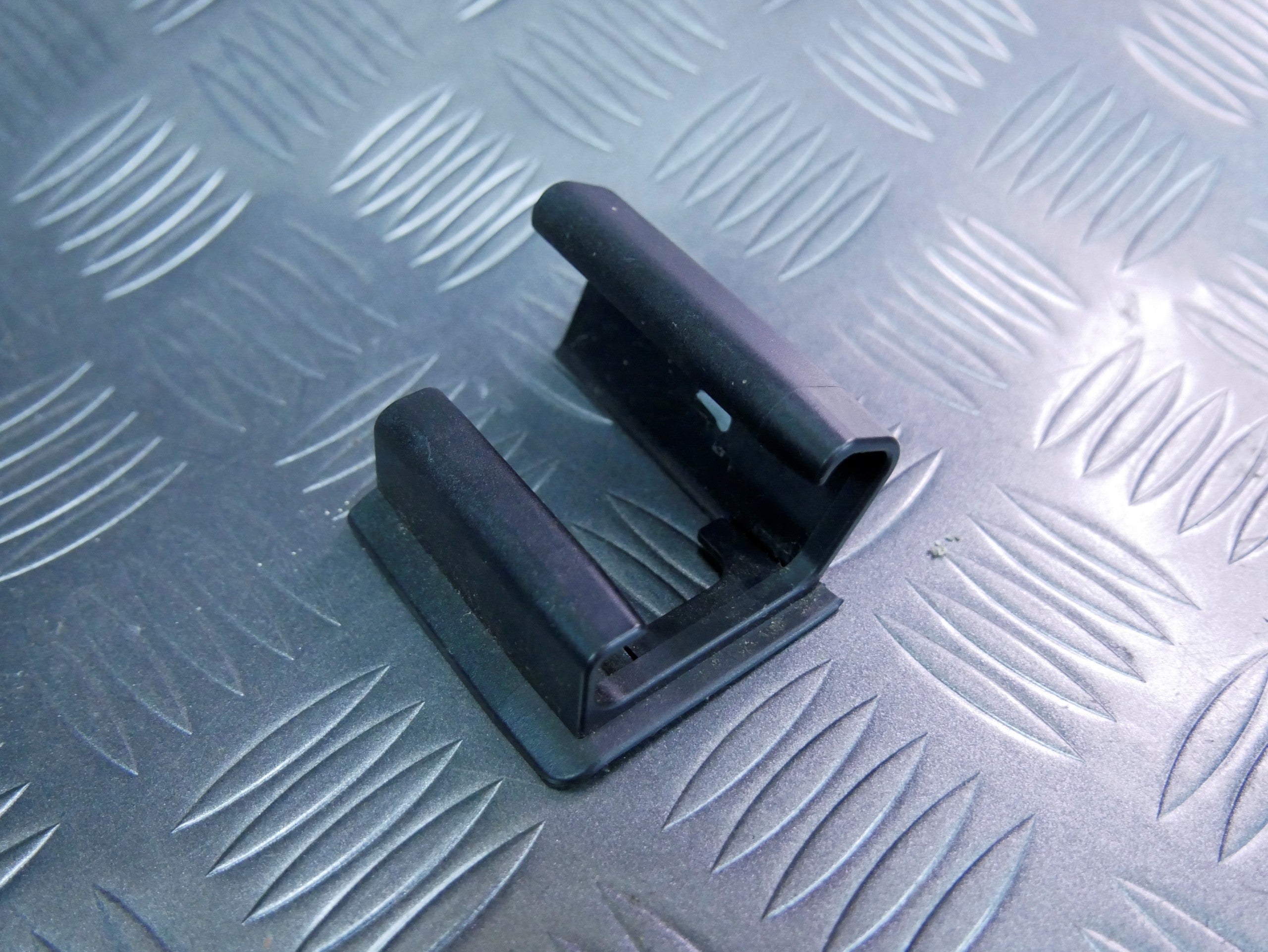 Osłona zaślepka szyny fotela lewa 8E0881347E SKODA SUPERB II