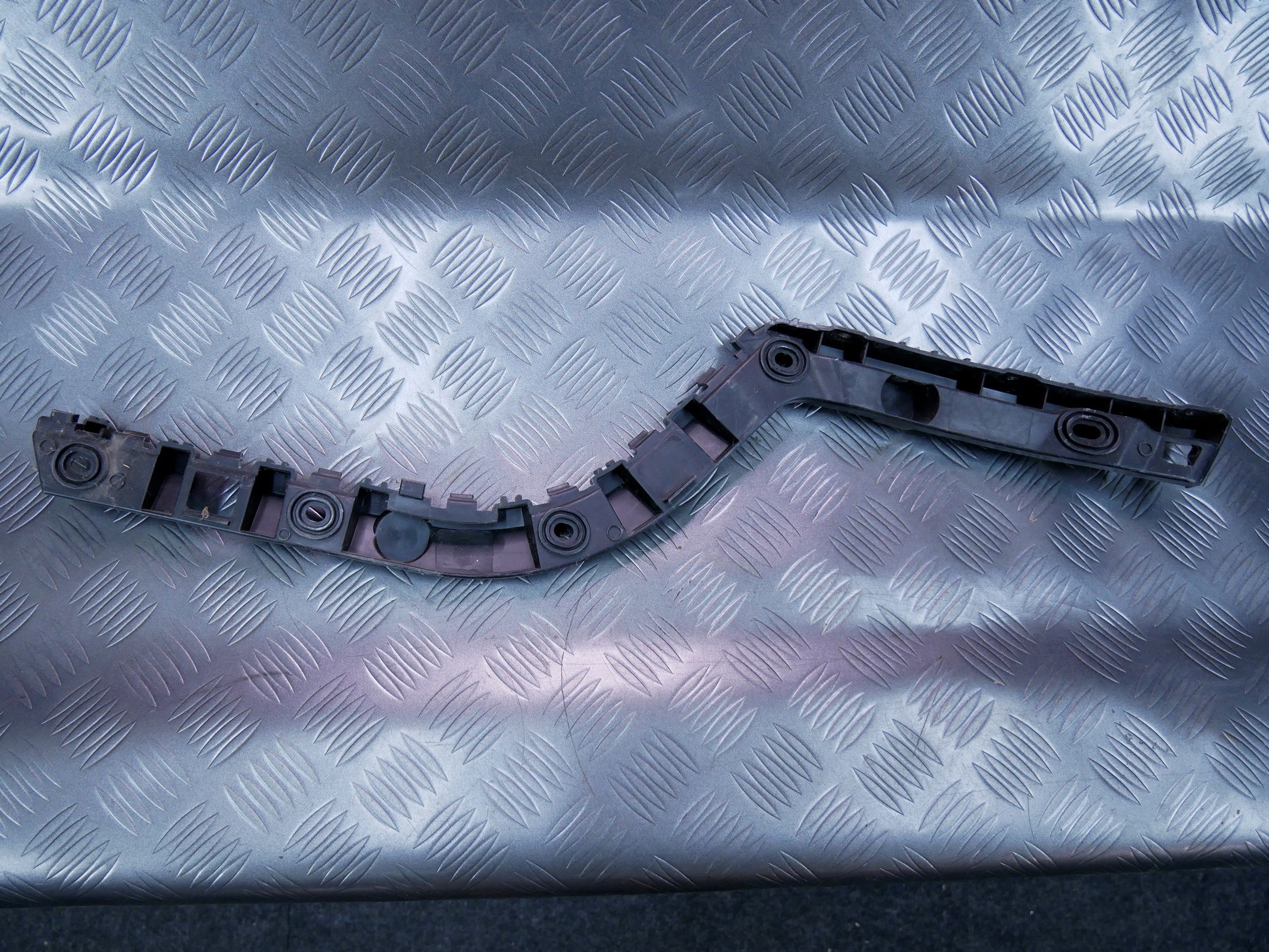 Ślizg zderzaka tył tylny prawy 3T5807394A SKODA SUPERB II SEDAN