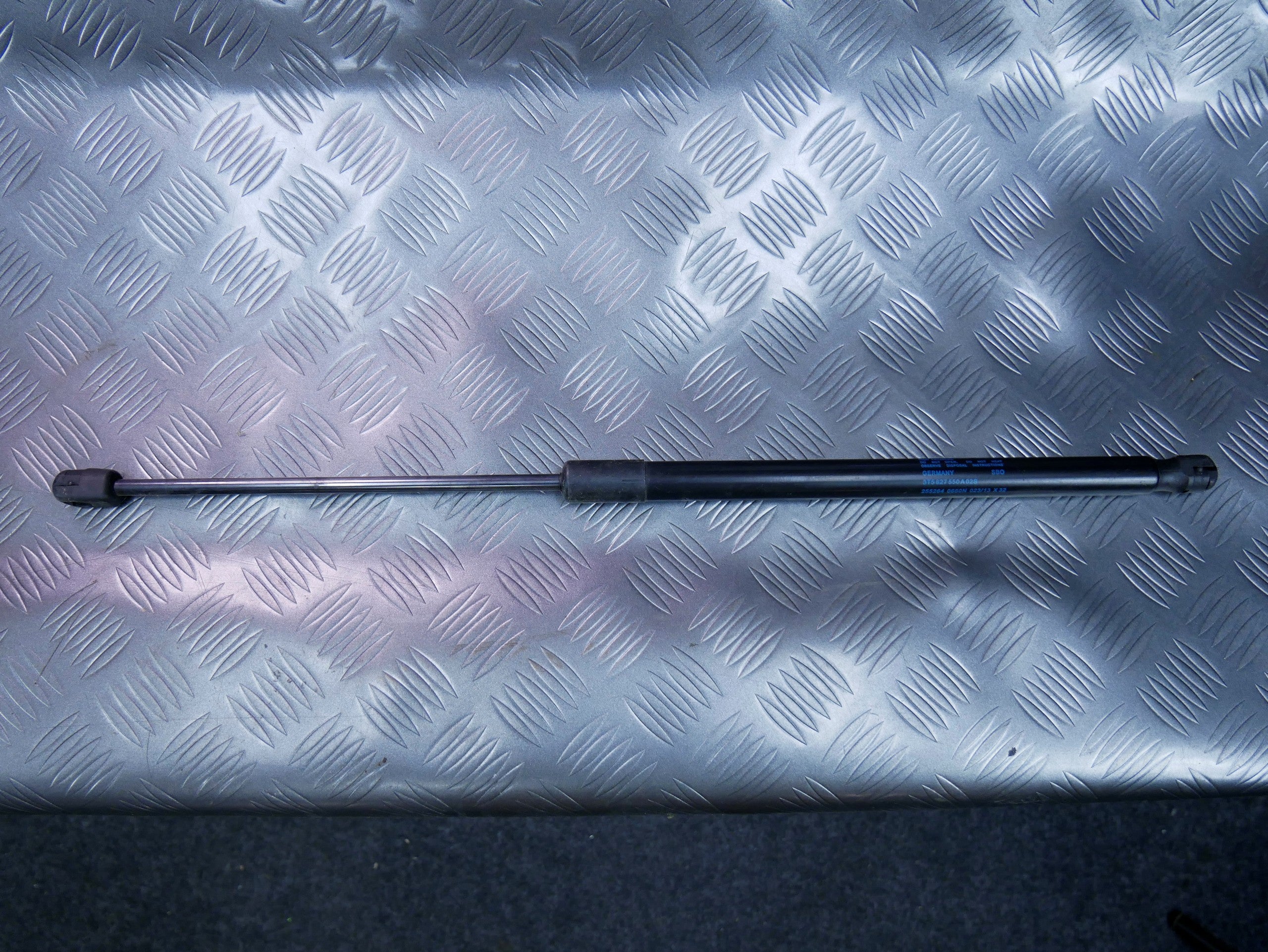 Siłownik klapy bagażnika 3T5827550A SKODA SUPERB II SEDAN