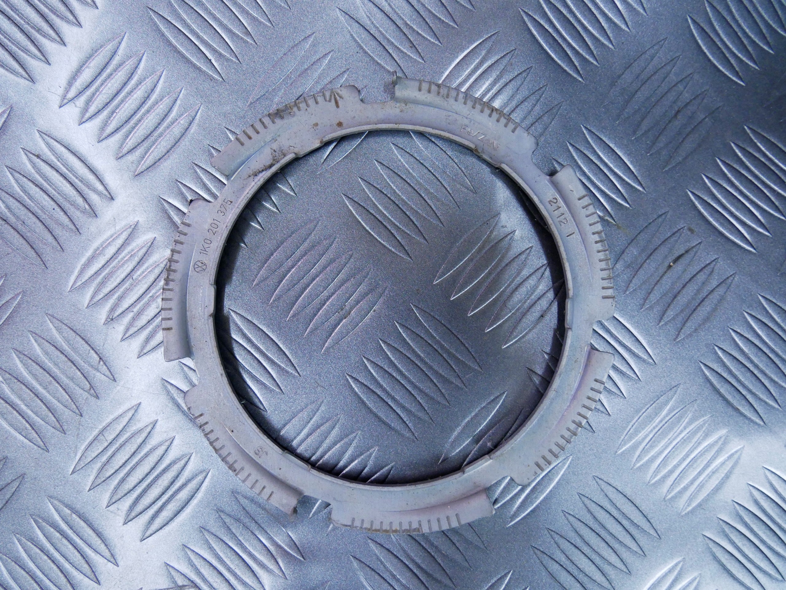 Nakrętka pierścień pompy paliwa 1K0201375 SKODA SUPERB II