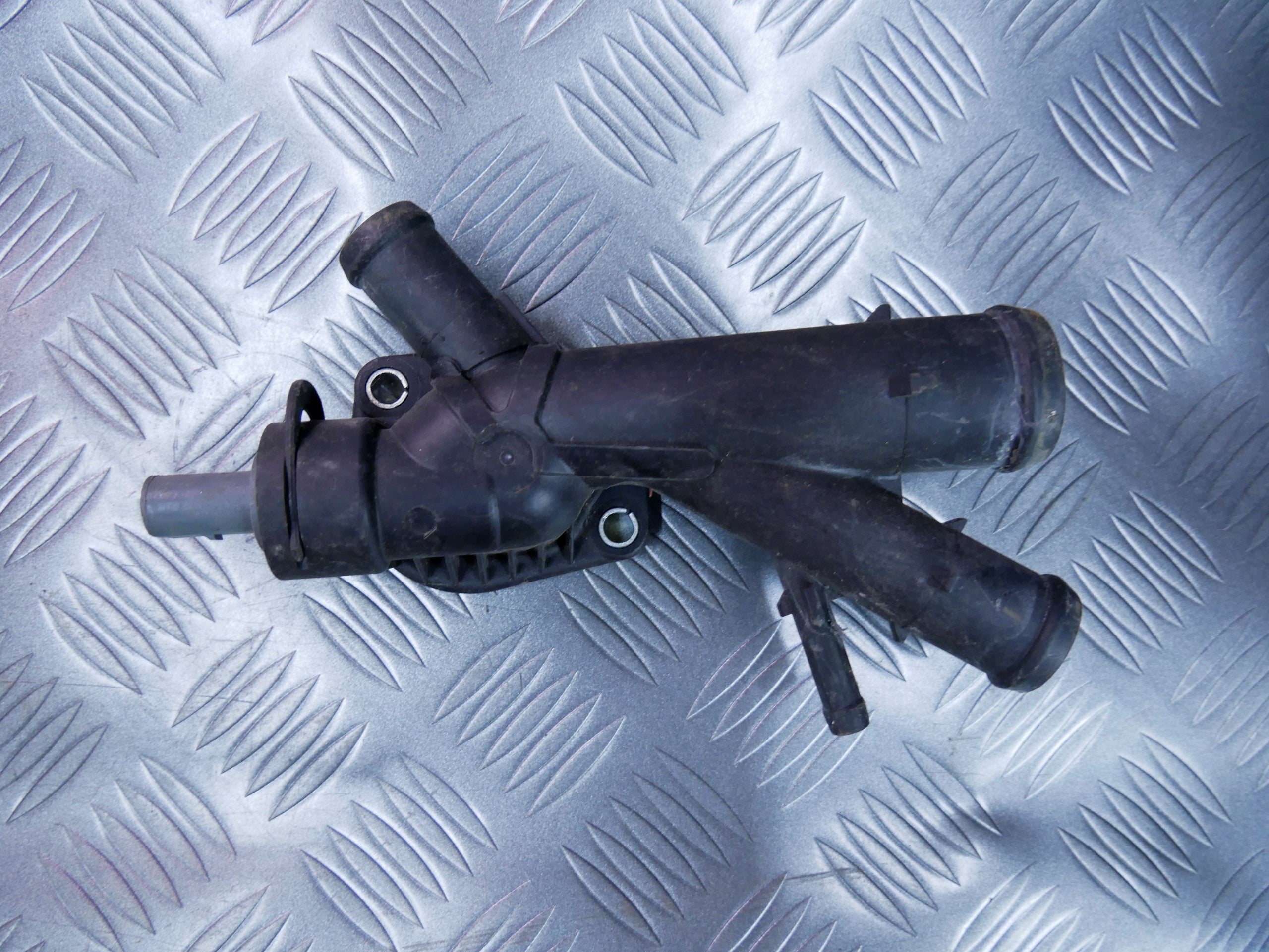 Obudowa termstatu 03L121131AA SKODA SUPERB II 2.0 TDI