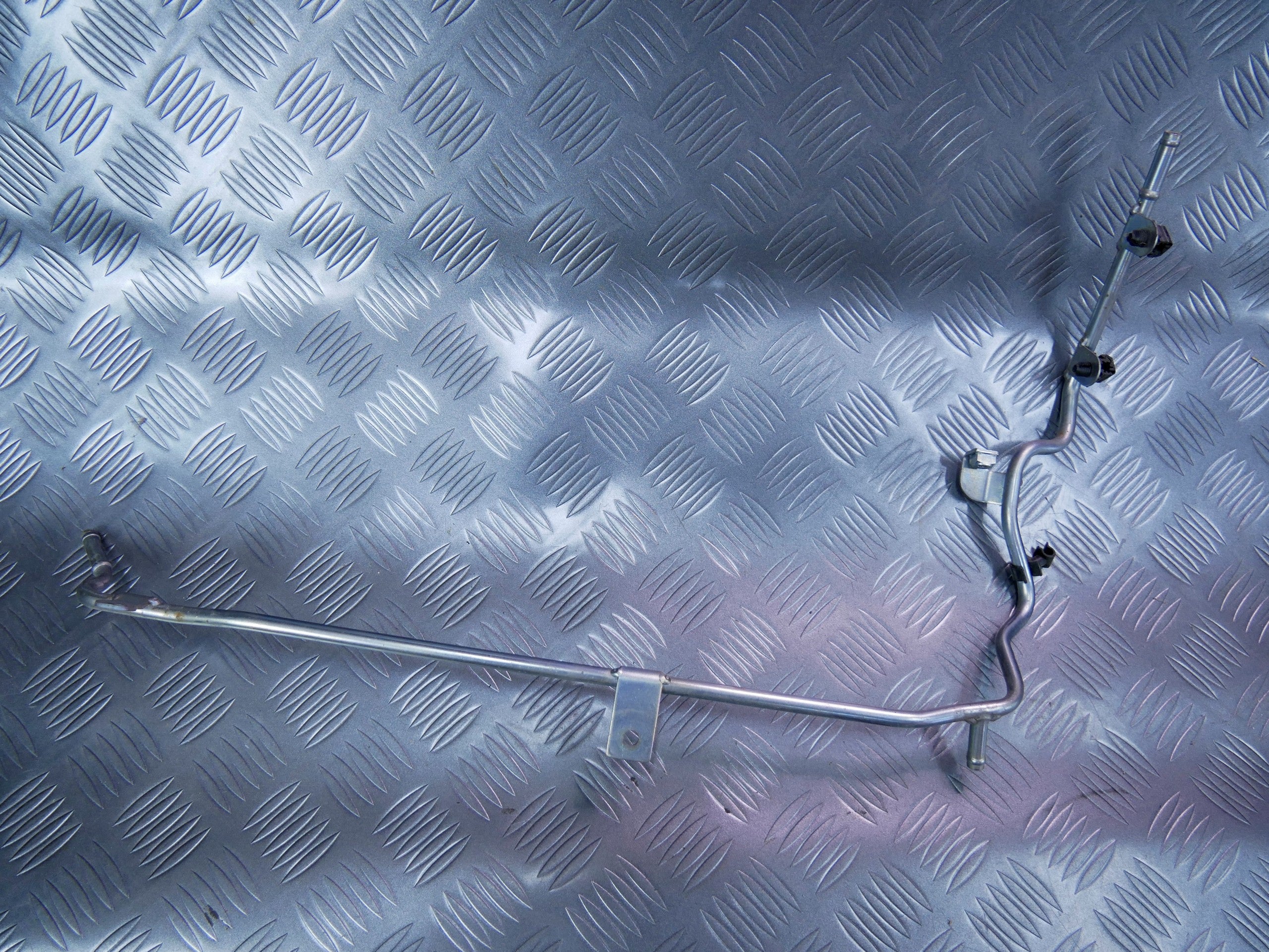 Rurka przewód wodny chłodzenia 06J121075F SUPERB II 2.0 TSI